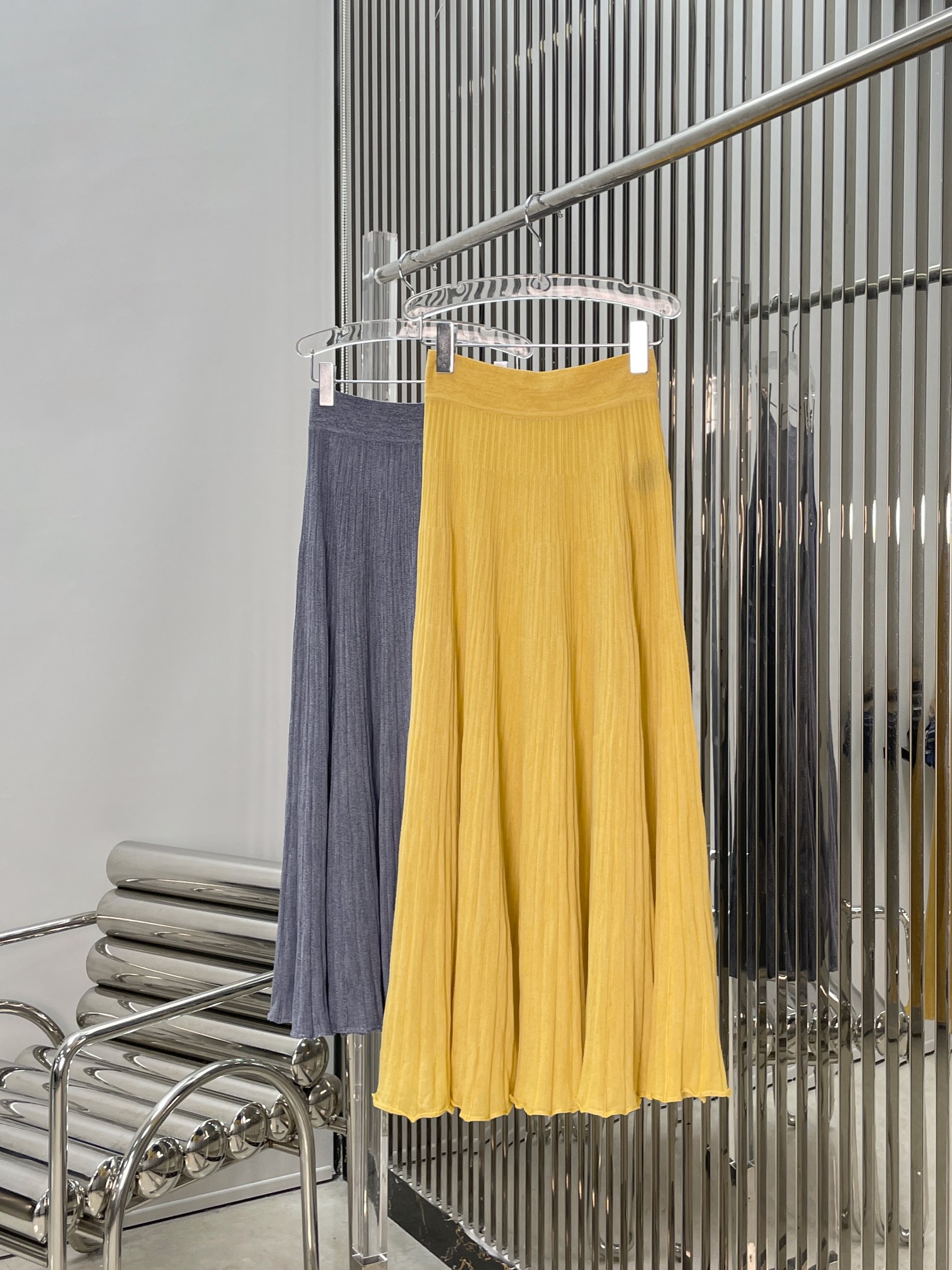 NO:855884,Cardigan, vest, skirt [love] new style [love]!  The latest LP 26NEW elegant wool knitted three-piece set. Knitted cardigan + sleeveless vest + knitted skirt. Color yellow, gray. Size: SML.,,loro piana,skirts,19860909开衫 背心 半裙[爱心]新款[爱心]！最新LP 26NEW 优雅风羊毛针织三件套.针织开衫+无袖背心+针织半身裙.颜色黄、灰.尺码:SML.,,loro piana,skirts,,Women's clothing