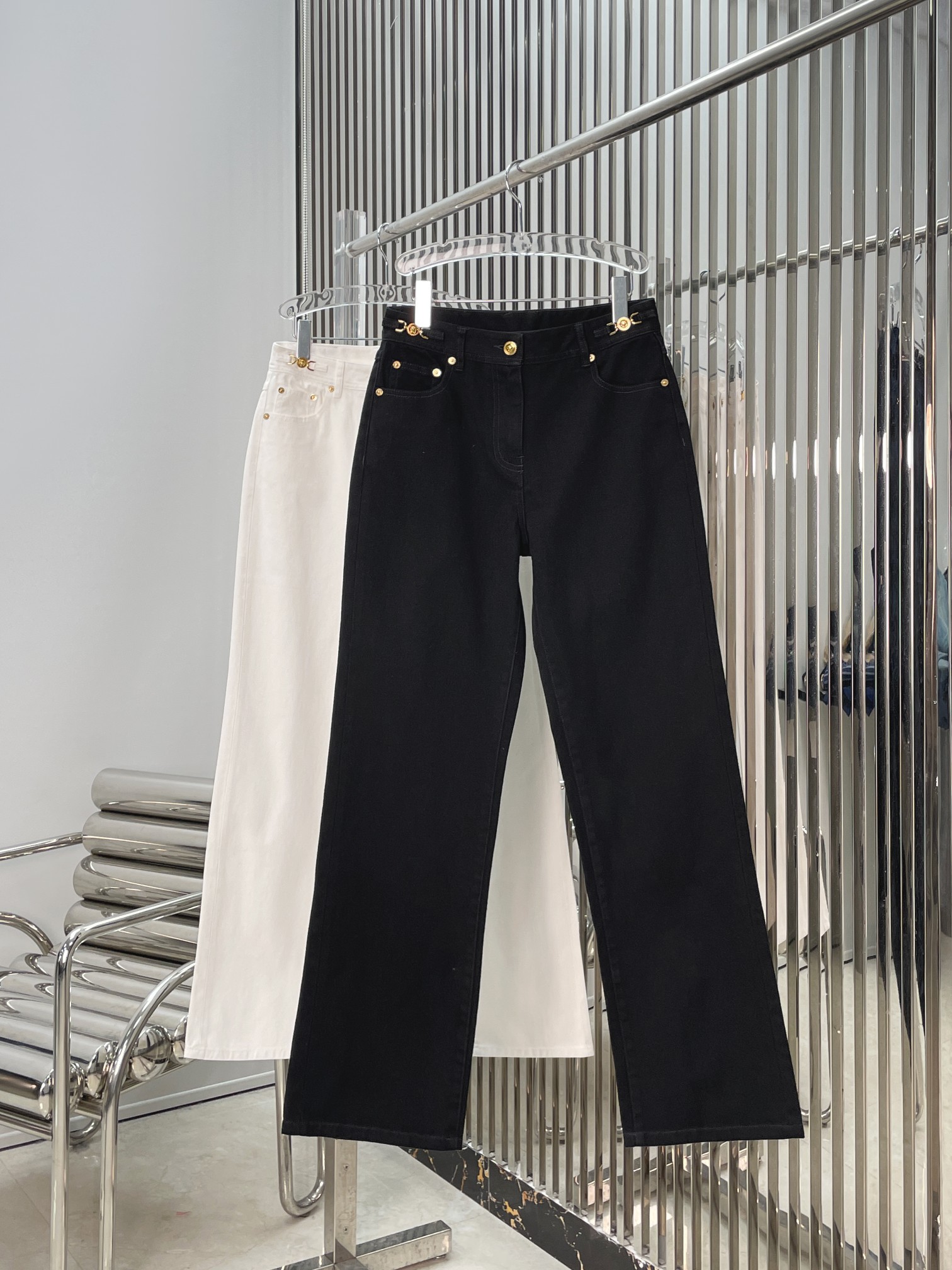 NO:855963,[Love] New style [Love]!  The latest VER 26NEW horsebit gold buckle metal jeans. Color black, white. Size XS SML.,,jeans,19860909[爱心]新款[爱心]！最新VER 26NEW 马衔金扣金属牛仔裤.颜色黑、白.尺码XS SML.,,jeans,,Women's clothing