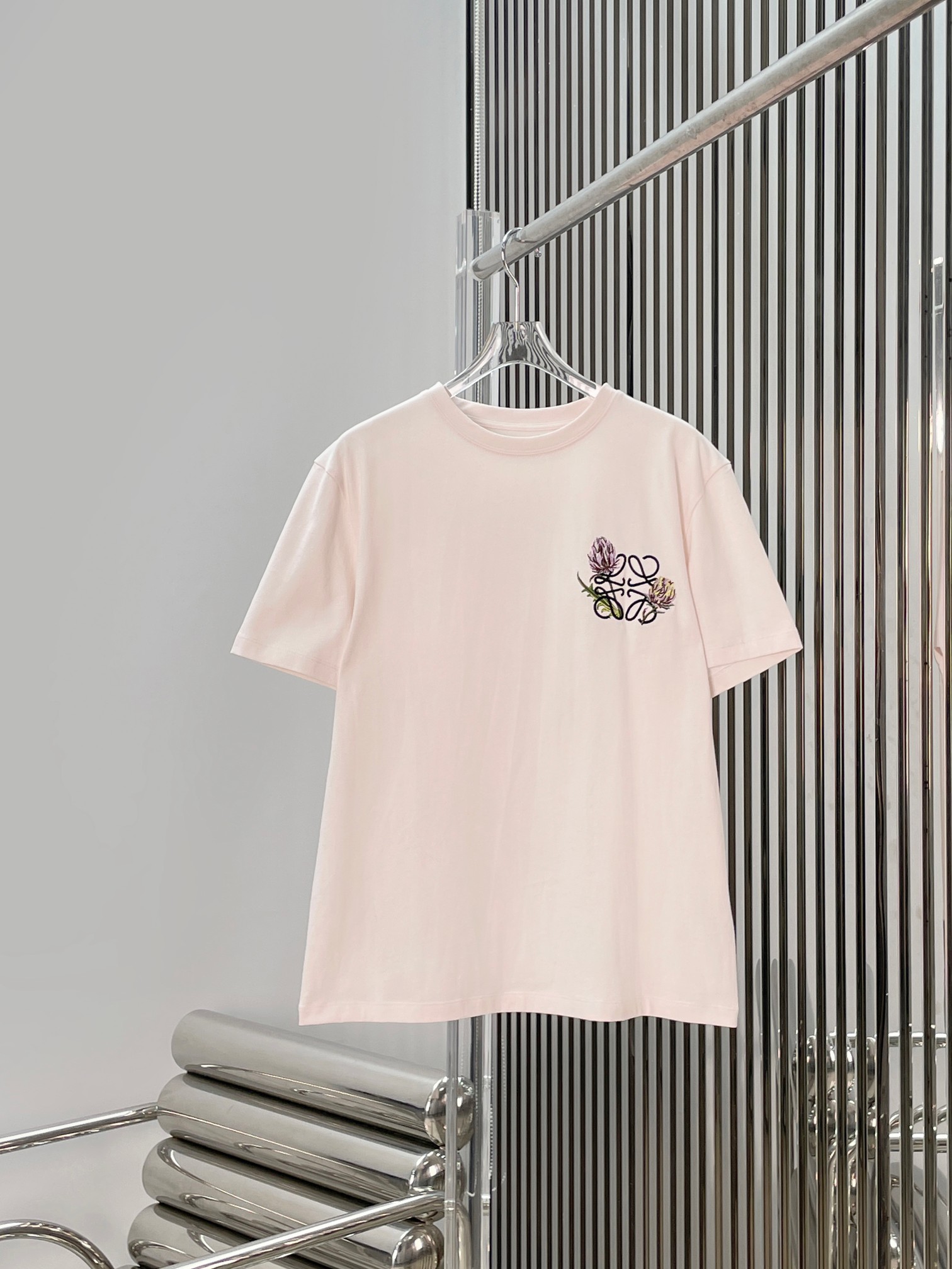NO:859356,[Love] New style [Love]!  The latest LOE 26NEW floral embroidered round neck short-sleeved T-shirt. Size XS SML.,,loewe,T-shirt,tees,t-shirt,19860909[爱心]新款[爱心]！最新 LOE 26NEW 花卉刺绣圆领短袖T恤.尺码XS SML.,,loewe,T-shirt,tees，t-shirt,,Women's clothing
