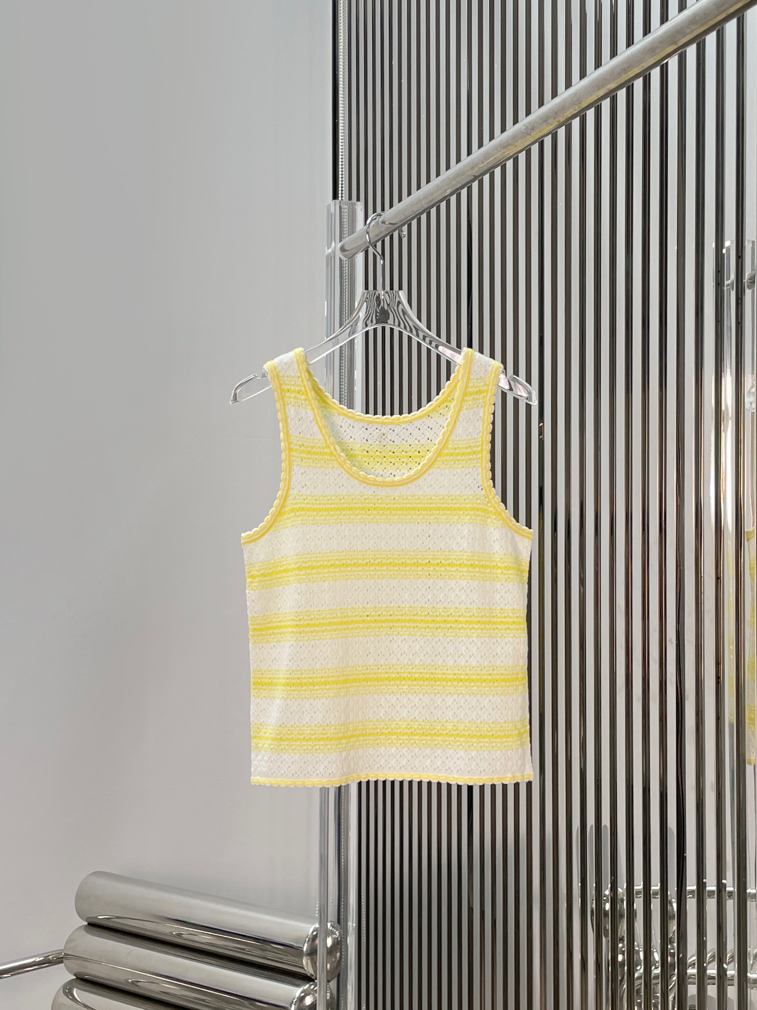 NO:873566,[Love] New style [Love]!  The latest LOE 26NEW striped hollow lace sleeveless knitted vest. Size SML.,,loewe,19860909[爱心]新款[爱心]！最新 LOE 26NEW 条纹镂空花边无袖针织背心.尺码SML.,,loewe,,Women's clothing