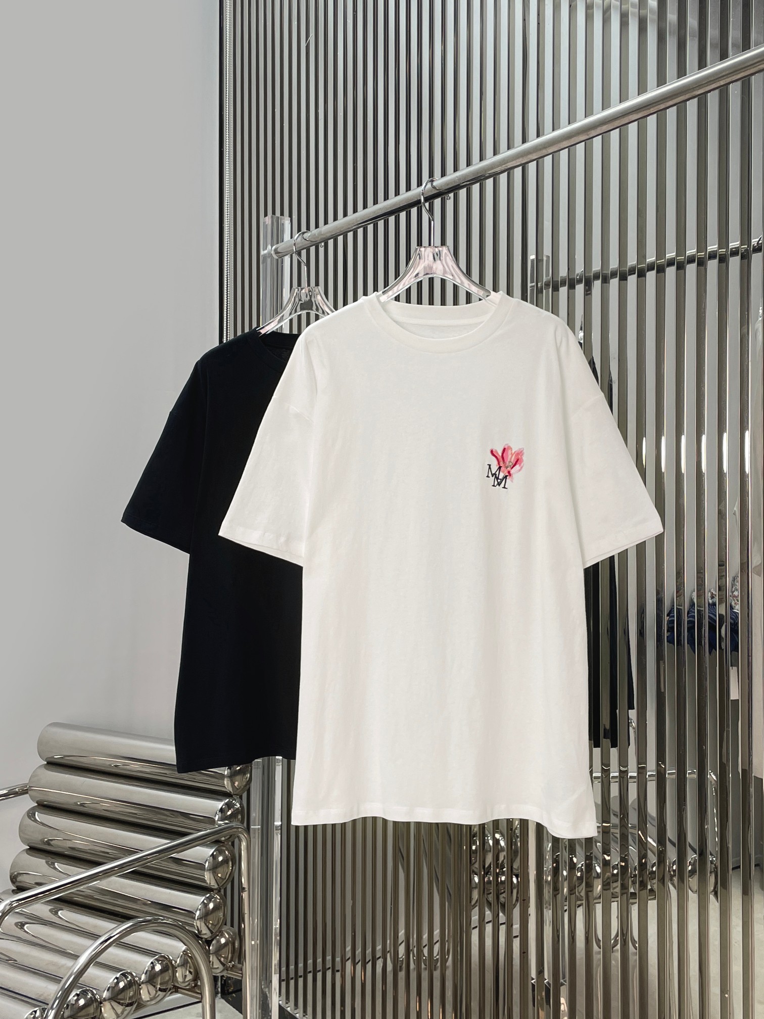 NO:859323,[Love] New style [Love]! The latest MM6 26NEW flower letter embroidery short-sleeved round neck T-shirt. Color white, black. Size: XS SML.,, masion margiela, T-shirt, tees, t-shirt,19860909[爱心]新款[爱心]!最新MM6 26NEW 花朵字母刺绣短袖圆领T恤.颜色白、黑.尺码:XS SML.,,masion margiela,T-shirt,tees，t-shirt,,Women's clothing