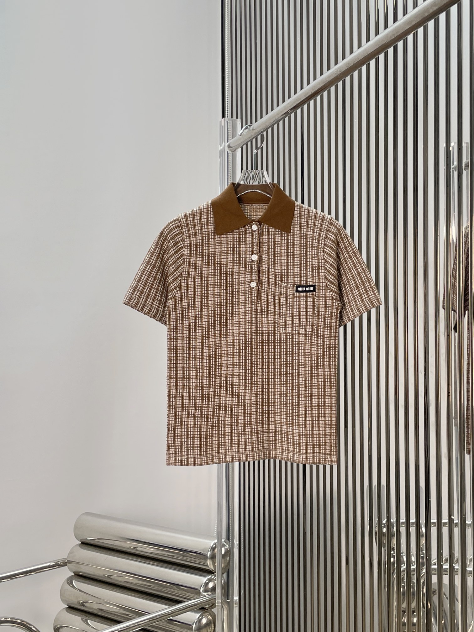 NO:859311,[Love] New style [Love]! The latest MIU 26NEW plaid knitted POLO short top. Color blue, brown. Size SML.,,miumiu,19860909[爱心]新款[爱心]!最新MIU 26NEW 格纹针织POLO短上衣.颜色蓝、咖啡色.尺码SML.,,miumiu,,Women's clothing
