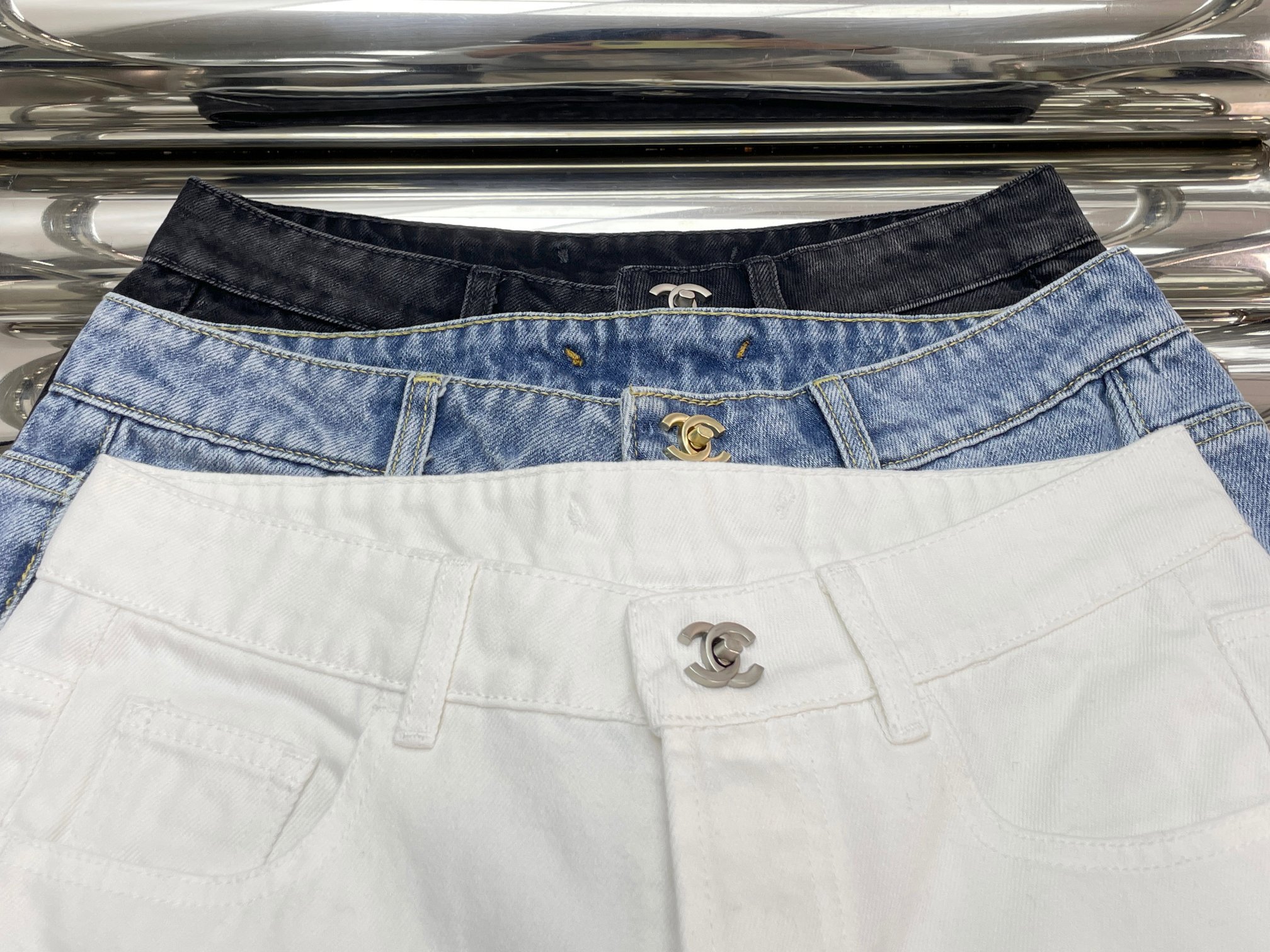 NO:862000,[Love] New style [Love]!  The latest CH 26NEW school bag button heavy three-dimensional double C jeans. Color blue, white, dark gray. Size XS SML.,,jeans,19860909[爱心]新款[爱心]！最新CH 26NEW 书包扣重工立体双C牛仔裤.颜色蓝、白、深灰.尺码XS SML.,,jeans,,Women's clothing