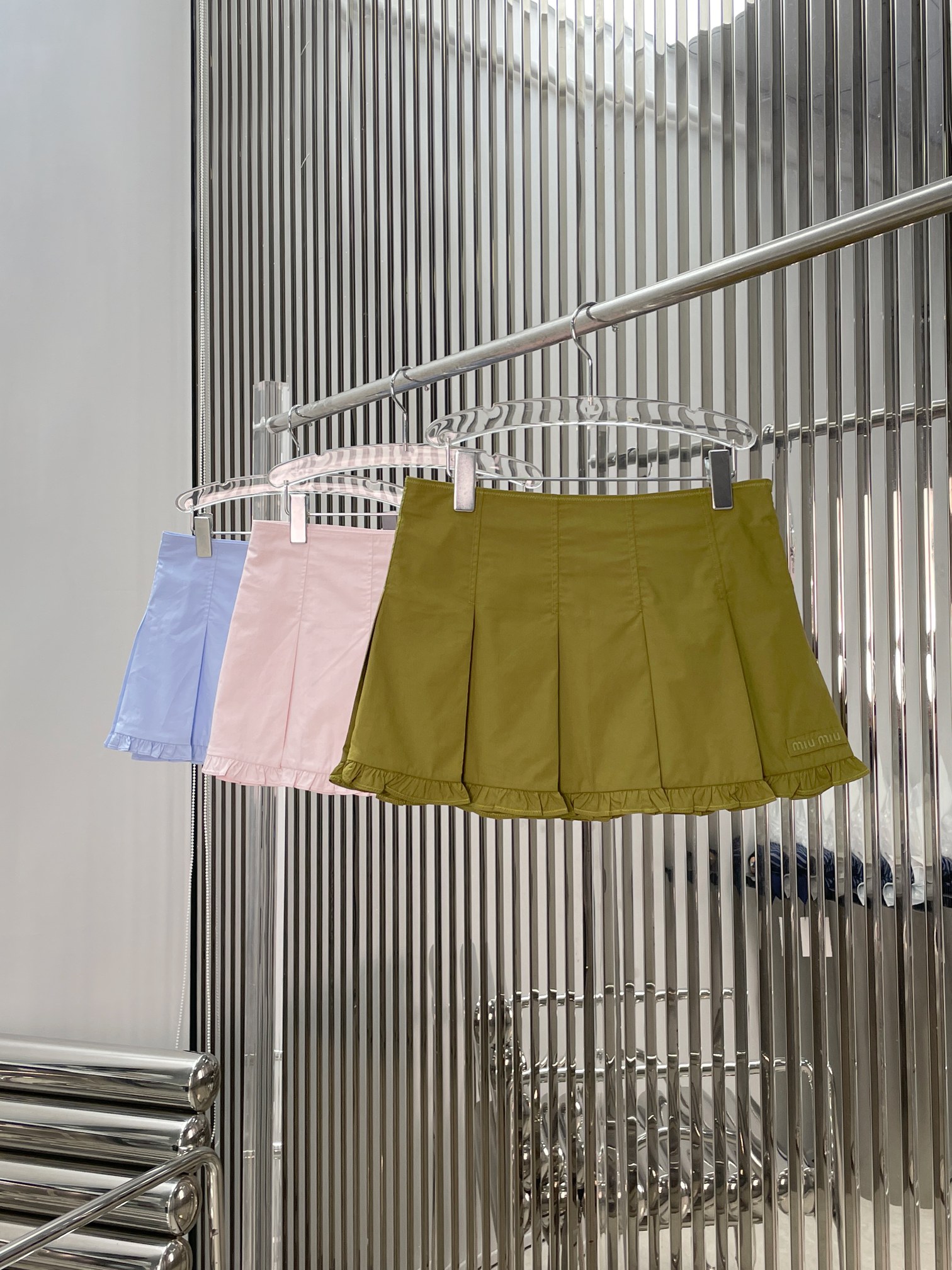 NO:859300,Tops, skirts [love] new style [love]! The latest MIU 26NEW letter logo fungus short-sleeved shirt and skirt suit, short-sleeved shirt + skirt. Colors olive green, blue, pink. Size XS SML.,,miumiu,skirts,shirts,T-shirt,19860909上衣 半裙[爱心]新款[爱心]!最新MIU 26NEW 字母徽标木耳边短袖衬衫半裙套装,短袖衬衫+半裙.颜色橄榄绿、蓝、粉.尺码XS SML.,,miumiu,skirts,shirts,T-shirt,,Women's clothing