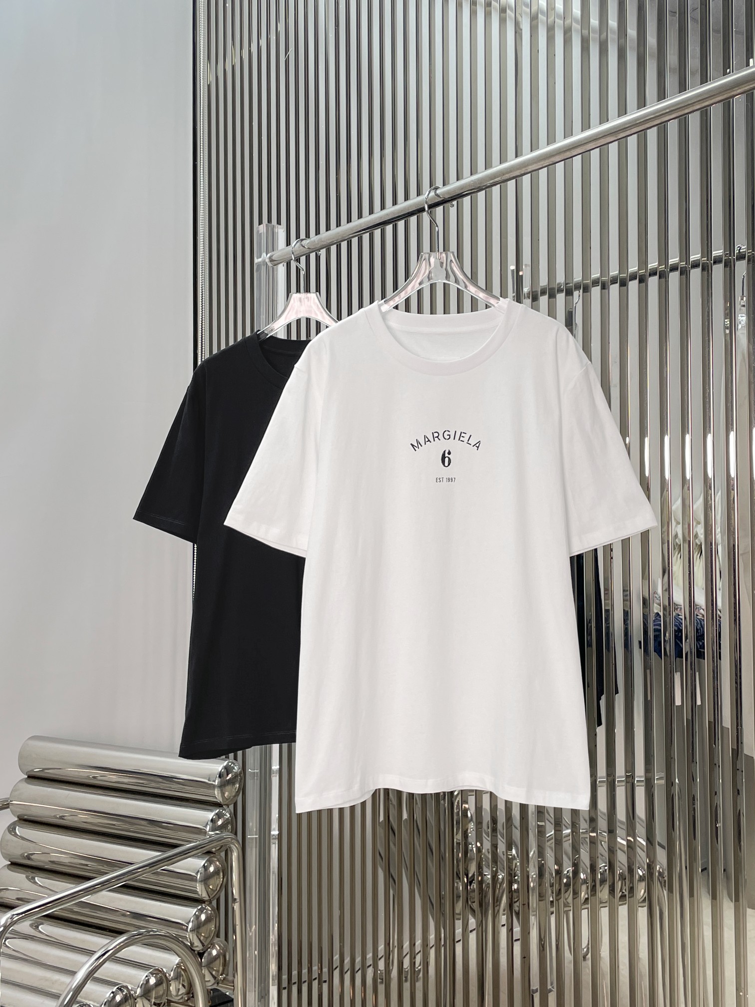 NO:861978,[Love] New style [Love]! The latest MM6 26NEW digital printing minimalist round neck short-sleeved T-shirt. Color white, black. Size: XS SML.,, masion margiela, T-shirt, tees, t-shirt,19860909[爱心]新款[爱心]!最新MM6 26NEW 数字印花极简圆领短袖T恤.颜色白、黑.尺码:XS SML.,,masion margiela,T-shirt,tees，t-shirt,,Women's clothing