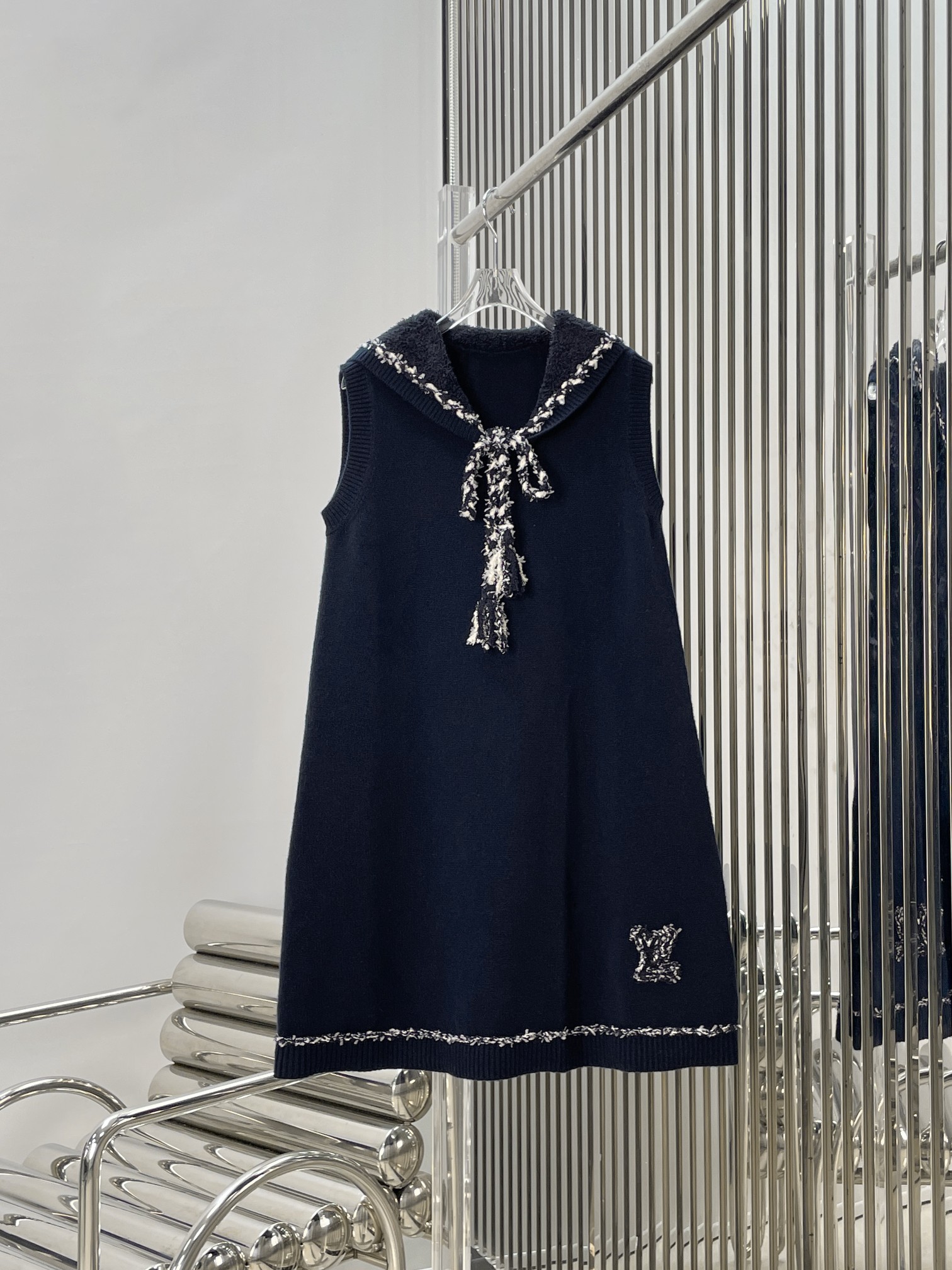 NO:860475,[Love] New style [Love]!  The latest LV 26NEW nautical series navy V-neck sleeveless knitted dress. Size SML.,,louis vuitton,skirts,19860909[爱心]新款[爱心]！最新LV 26NEW 航海系列 海军风V领无袖针织连衣裙.尺码SML.,,louis vuitton,skirts,,Women's clothing