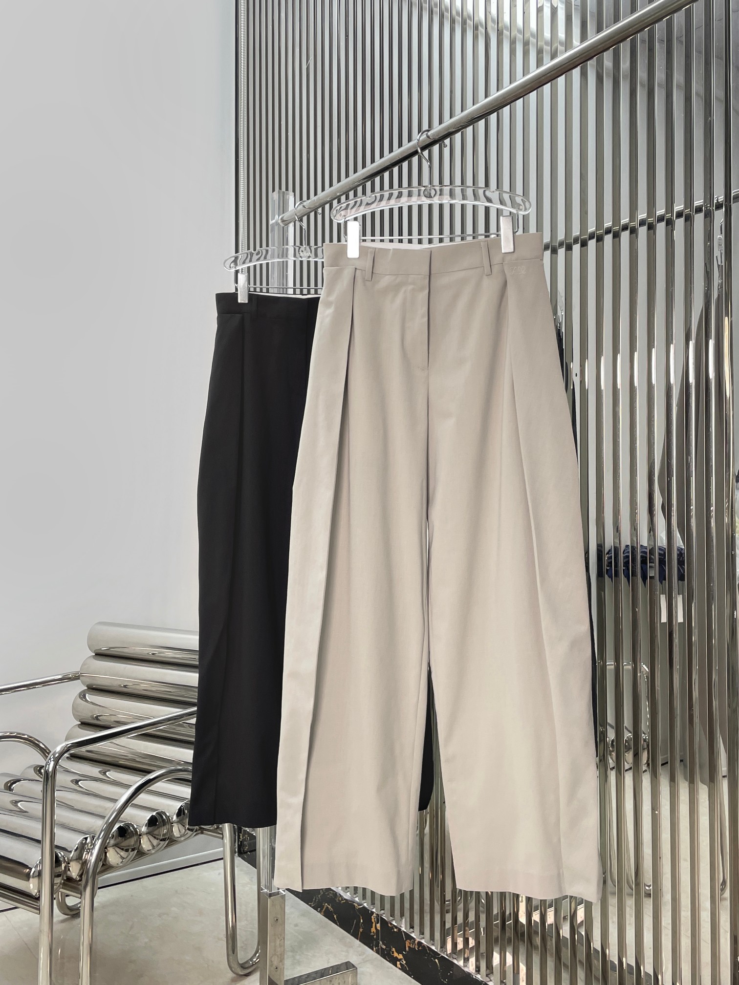 NO:860486,[Love] New style [Love]!  The latest LOE 26NEW layered pleated irregular splicing casual pants. Color khaki, black. Size XS SML.,,loewe,19860909[爱心]新款[爱心]！最新 LOE 26NEW 层叠压褶不规则拼接休闲裤.颜色卡其、黑.尺码XS SML.,,loewe,,Women's clothing