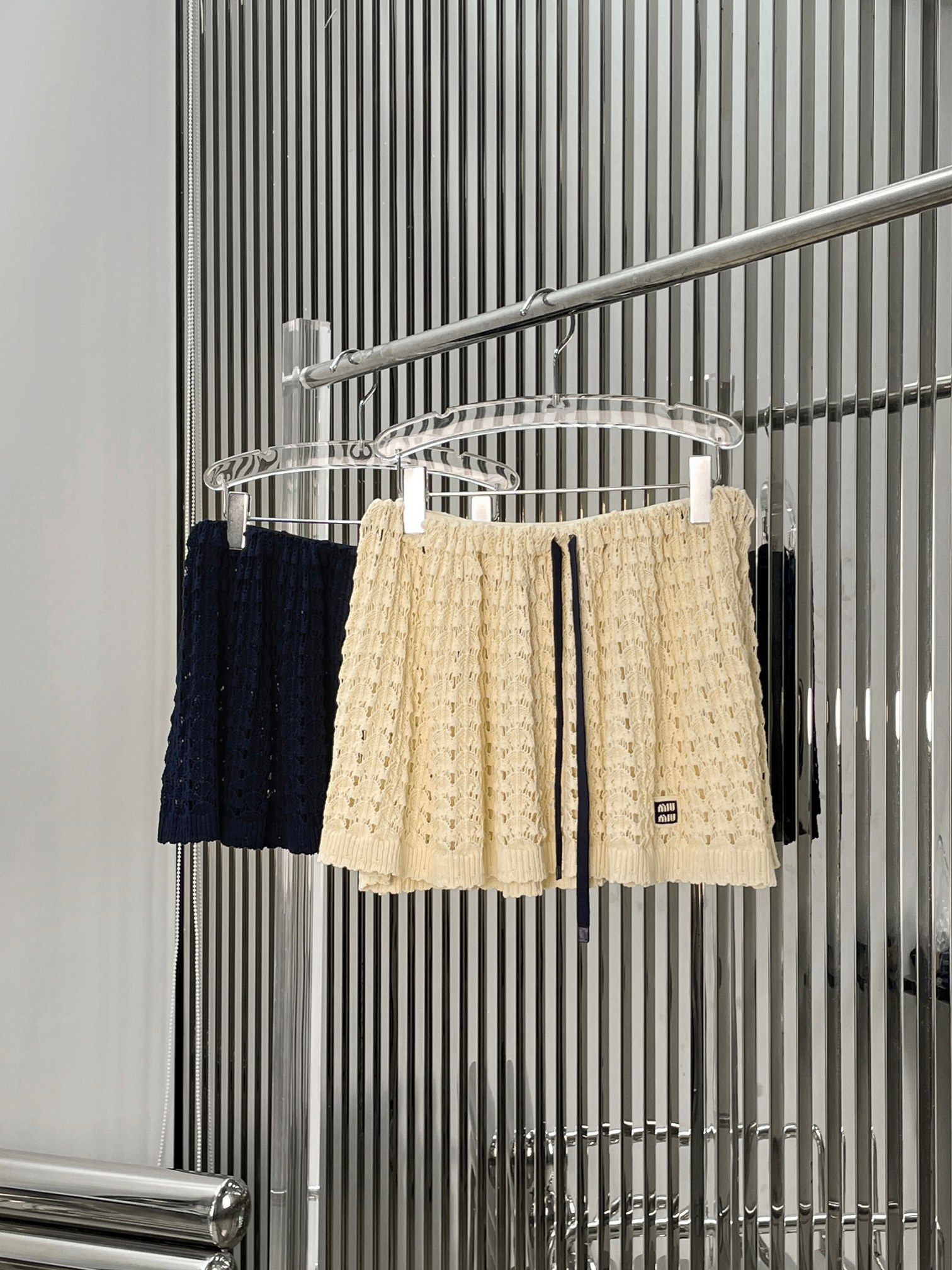 NO:860495,Tops and skirts [Love] New style [Love]! The latest MIU 26NEW hollow knitted crochet short-sleeved POLO shirt skirt set, short-sleeved POLO shirt + skirt. Color navy, apricot. Size SML.,,miumiu,skirts,T-shirt,19860909上衣 半裙 [爱心]新款[爱心]!最新MIU 26NEW 镂空针织钩花短袖POLO衫半身裙套装,短袖POLO衫+半身裙.颜色藏蓝、杏.尺码SML.,,miumiu,skirts,T-shirt,,Women's clothing