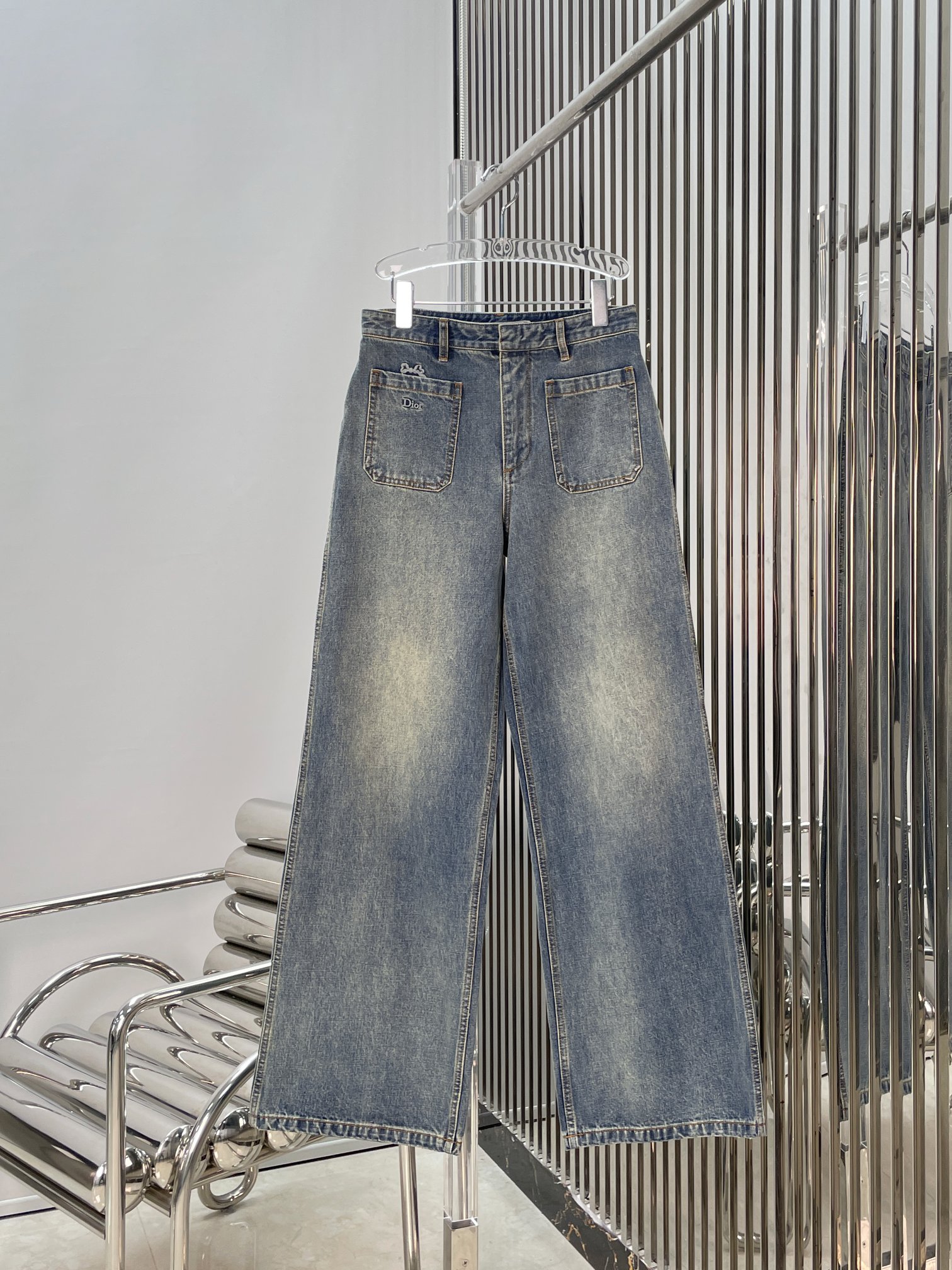 NO:860505,[Love] New style [Love]!  The latest D 26NEW bow letter logo embroidered retro distressed wide-leg jeans. Size XS SML.,,jeans,19860909[爱心]新款[爱心]！最新D 26NEW 蝴蝶结字母logo刺绣复古做旧阔腿牛仔裤.尺码XS SML.,,jeans,,Women's clothing
