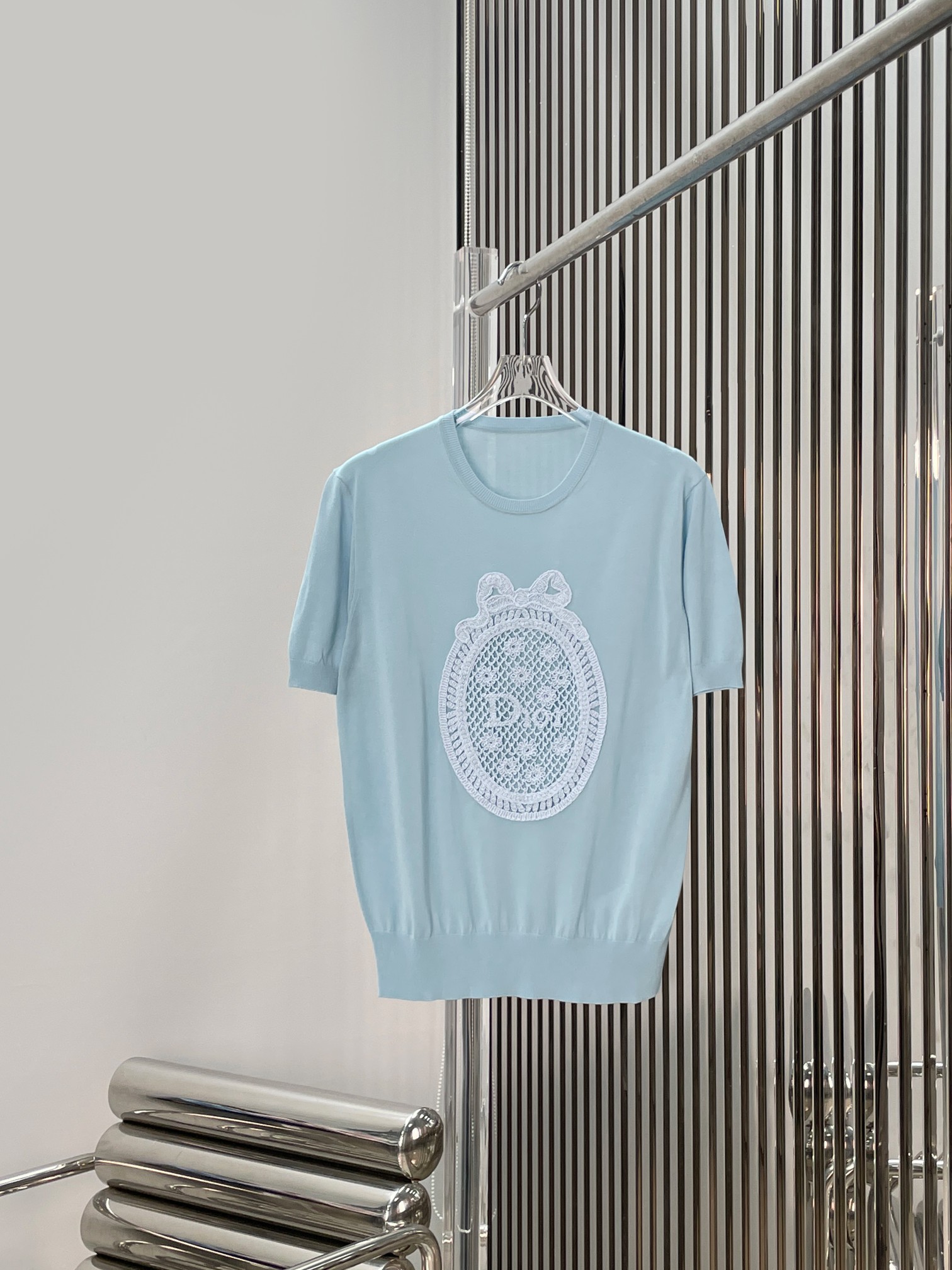 NO:861967,[Love] New style [Love]!  The latest D 26NEW lace mirror bow hollow embroidery round neck short-sleeved knitted top. Size SML.,,T-shirt,19860909[爱心]新款[爱心]！最新D 26NEW 蕾丝镜蝴蝶结镂空刺绣圆领短袖针织上衣.尺码SML.,,T-shirt,,Women's clothing