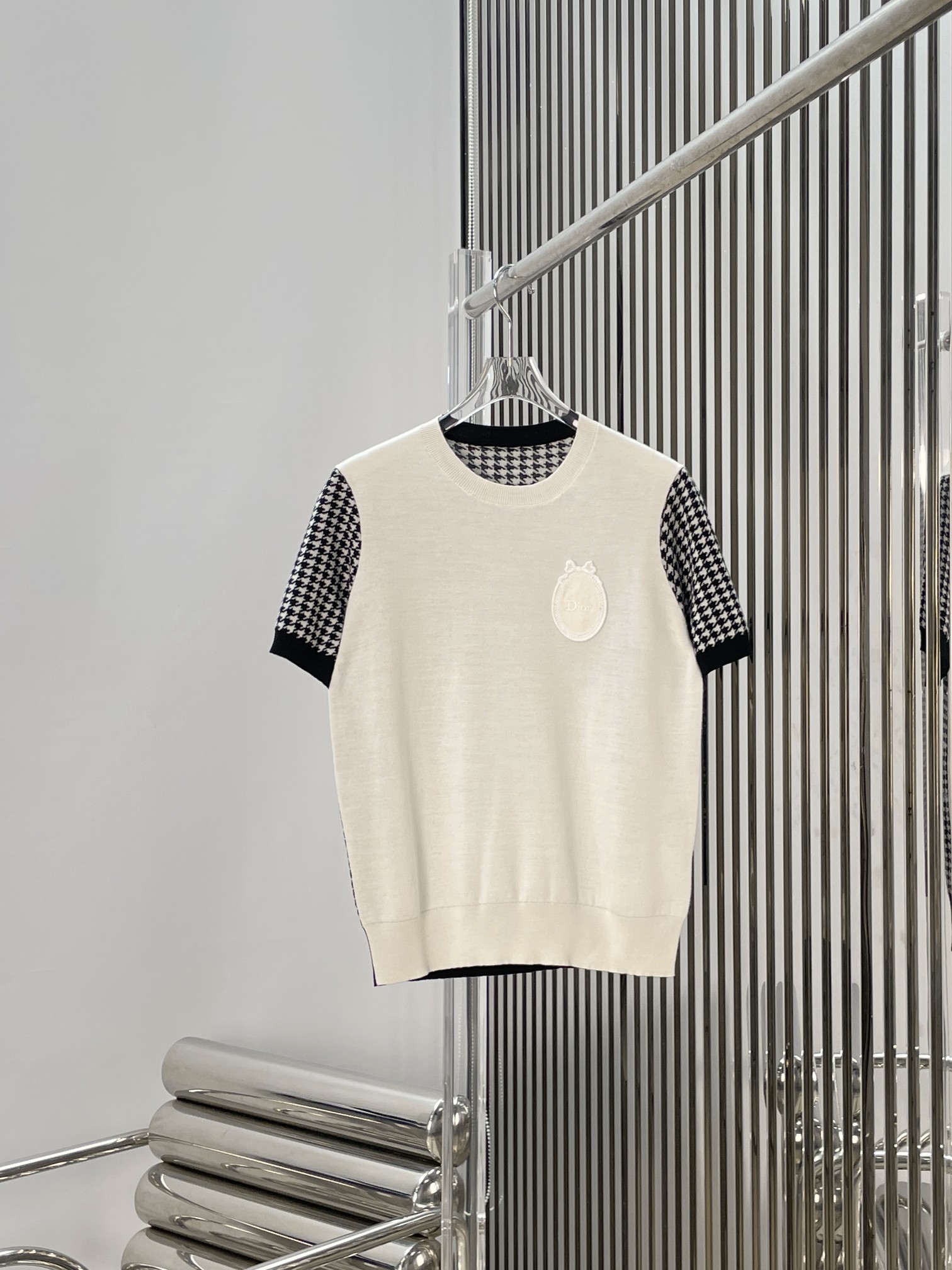 NO:862064,[Love] New style [Love]!  The latest D 26NEW letter embroidered houndstooth patchwork short-sleeved sweater. Size SML.,,T-shirt,19860909[爱心]新款[爱心]！最新D 26NEW 字母刺绣千鸟格拼接短袖针织衫.尺码SML.,,T-shirt,,Women's clothing