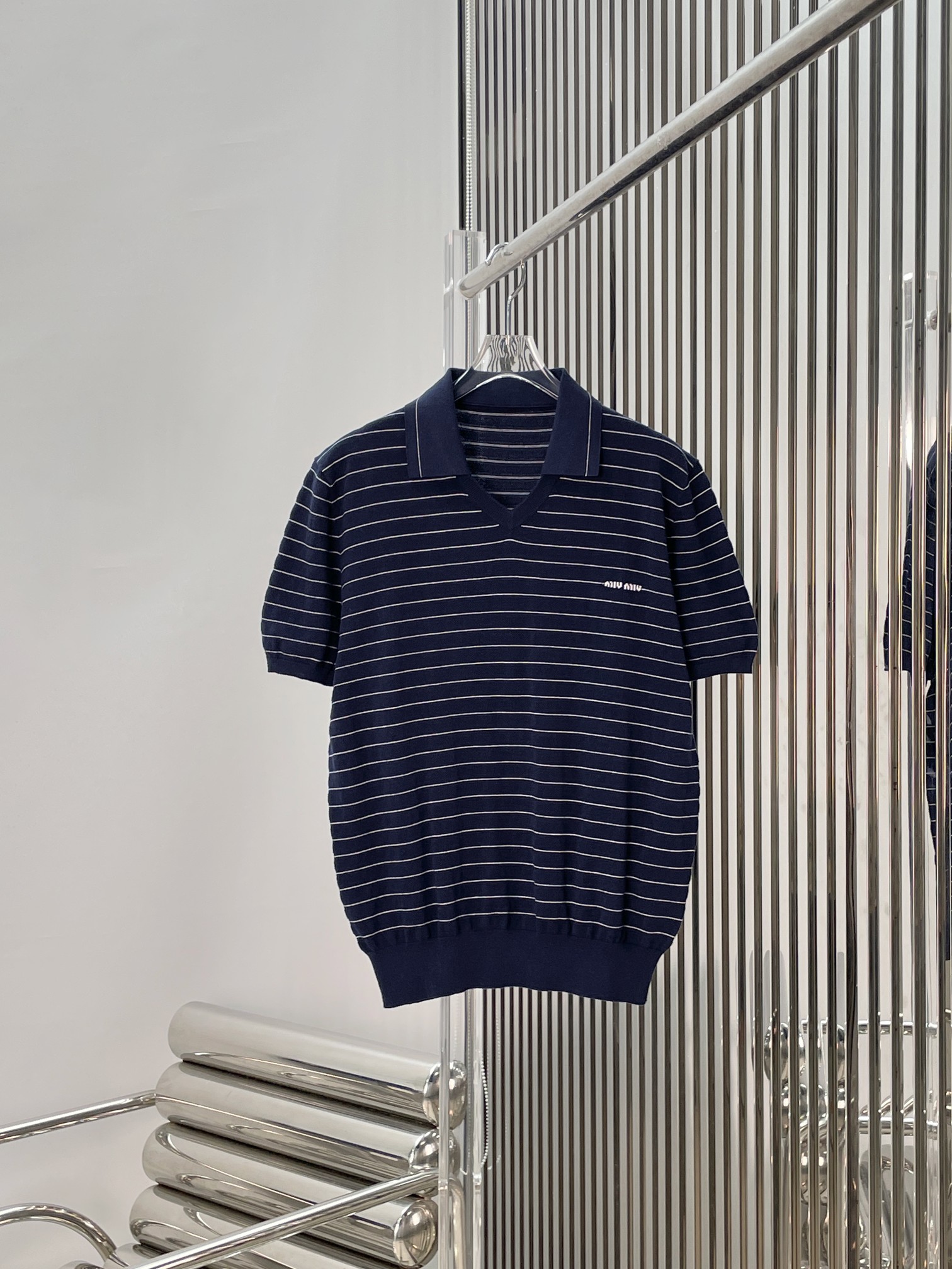 NO:865710,[Love] New style [Love]! The latest MIU 26NEW letter embroidered color block striped short-sleeved knitted POLO shirt. Size SML.,,miumiu,T-shirt,19860909[爱心]新款[爱心]!最新MIU 26NEW 字母刺绣拼色条纹短袖针织POLO衫.尺码SML.,,miumiu,T-shirt,,Women's clothing