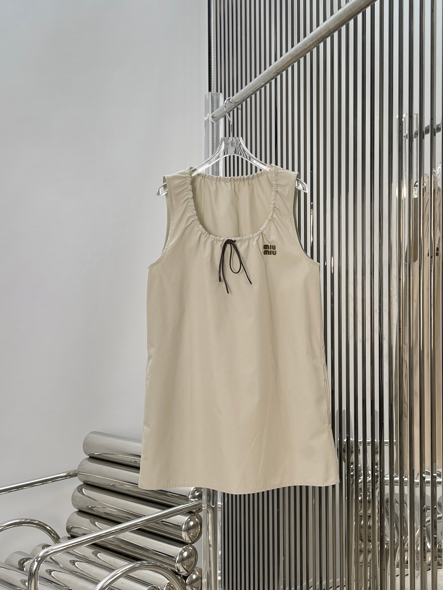 NO:863787,[Love] New style [Love]! The latest MIU 26NEW letter embroidered drawstring design sleeveless dress. Size XS SML.,,miumiu,skirts,19860909[爱心]新款[爱心]!最新MIU 26NEW 字母刺绣抽绳设计无袖连衣裙.尺码XS SML.,,miumiu,skirts,,Women's clothing