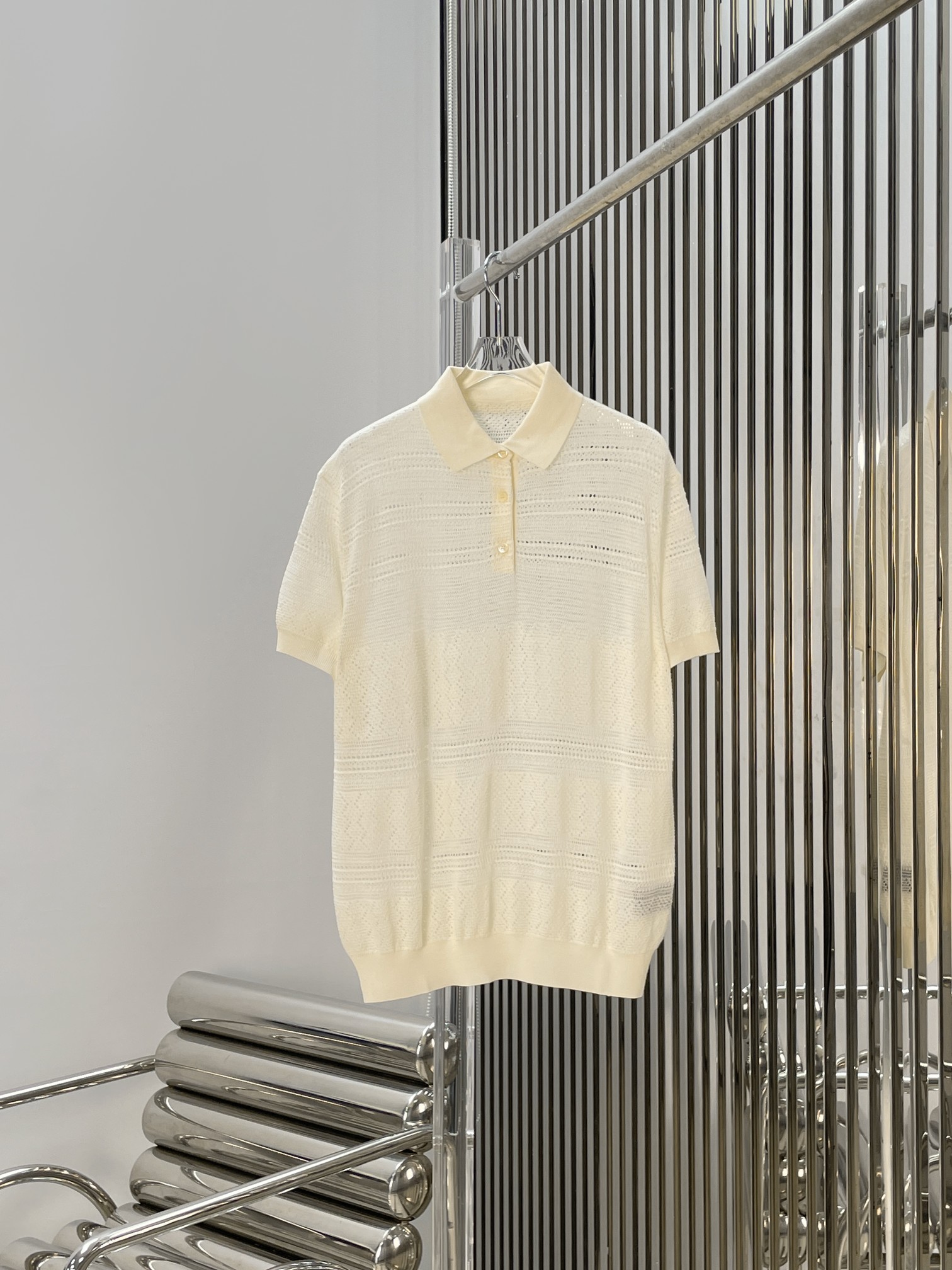 NO:867678,[Love] New style [Love]!  The latest LP 26NEW temperament hollow jacquard short-sleeved polo collar sweater. Size: SML.,, loro piana, T-shirt,19860909[爱心]新款[爱心]！最新LP 26NEW 气质镂空提花短袖polo领针织衫.尺码:SML.,,loro piana,T-shirt,,Women's clothing