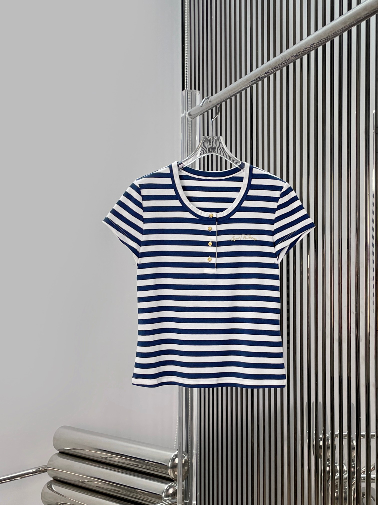 NO:868926,[Love] New style [Love]!  The latest LV 26NEW nautical series navy color-blocked striped metal button short-sleeved top. Size XS SML.,,louis vuitton,T-shirt,19860909[爱心]新款[爱心]！最新LV 26NEW 航海系列 海军风拼色条纹金属纽扣短袖上衣.尺码XS SML.,,louis vuitton,T-shirt,,Women's clothing