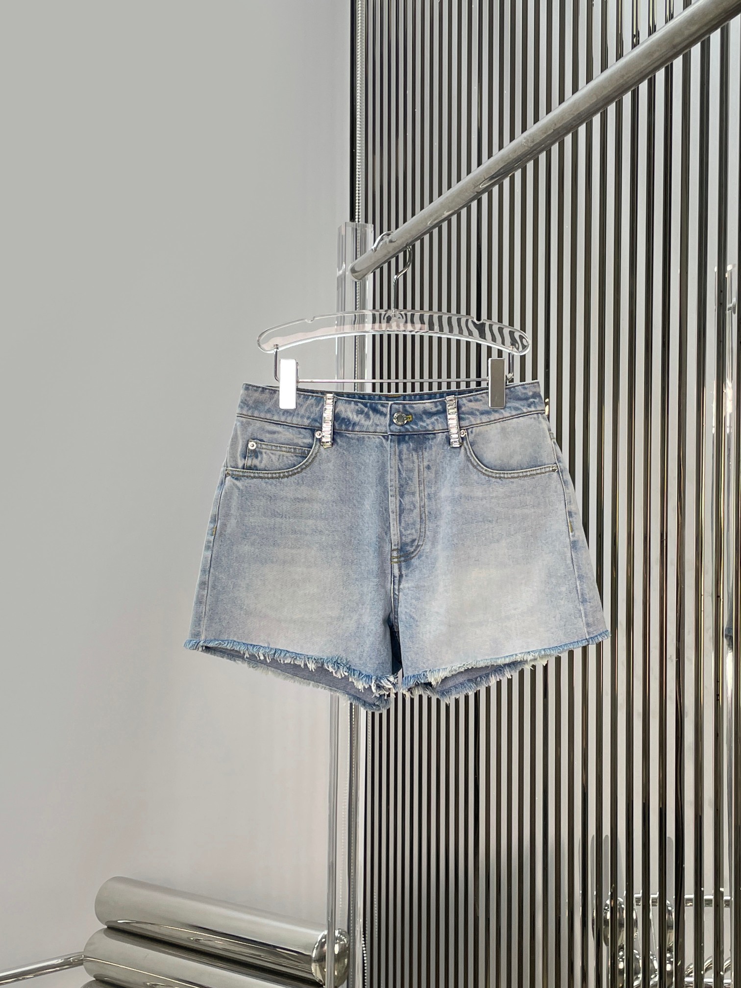 NO:870172,[Love] New style [Love]! The latest AW 26NEW studded distressed raw edge denim shorts. Size XS SML.,,shorts,19860909[爱心]新款[爱心]!最新AW 26NEW 钉钻做旧毛边牛仔短裤.尺码XS SML.,,shorts,,Women's clothing