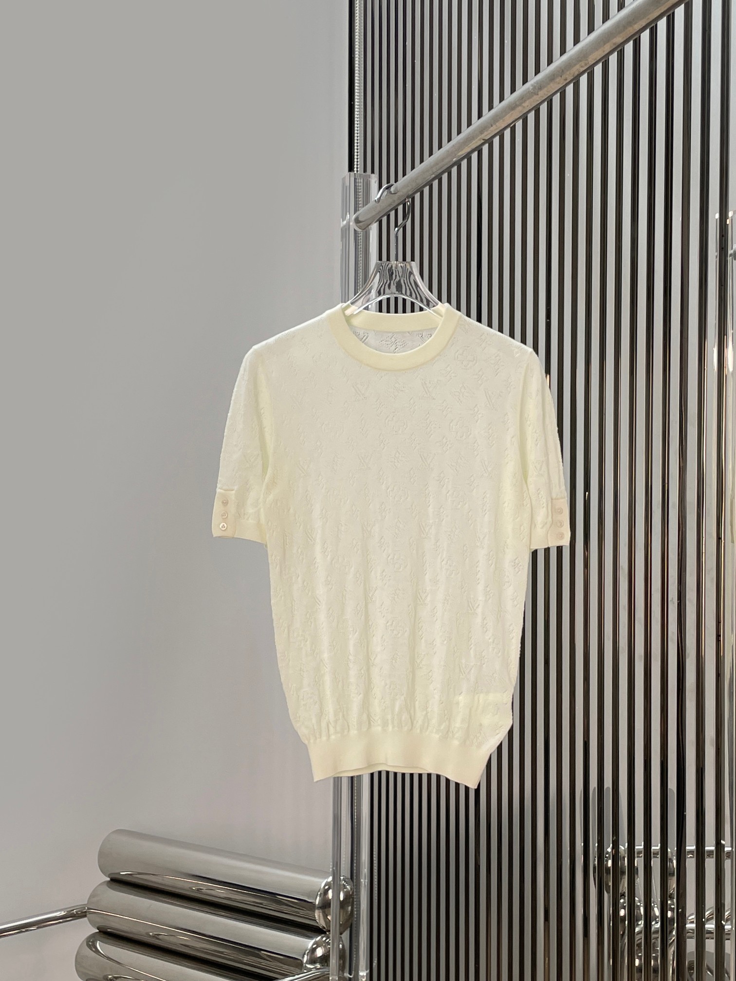 NO:870142,[Love] New style [Love]!  The latest LV 26NEW jacquard knitted round neck short-sleeved top. Size SML.,, louis vuitton, T-shirt,19860909[爱心]新款[爱心]！最新LV 26NEW 提花针织圆领短袖上衣.尺码SML.,,louis vuitton,T-shirt,,Women's clothing