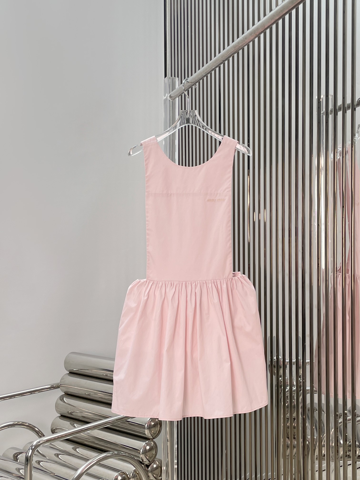NO:870132,[Love] New style [Love]! The latest MIU 26NEW letter logo embroidered waist backless dress. Size XS SML.,,miumiu,skirts,19860909[爱心]新款[爱心]!最新MIU 26NEW 字母徽标刺绣收腰露背连衣裙.尺码XS SML.,,miumiu,skirts,,Women's clothing