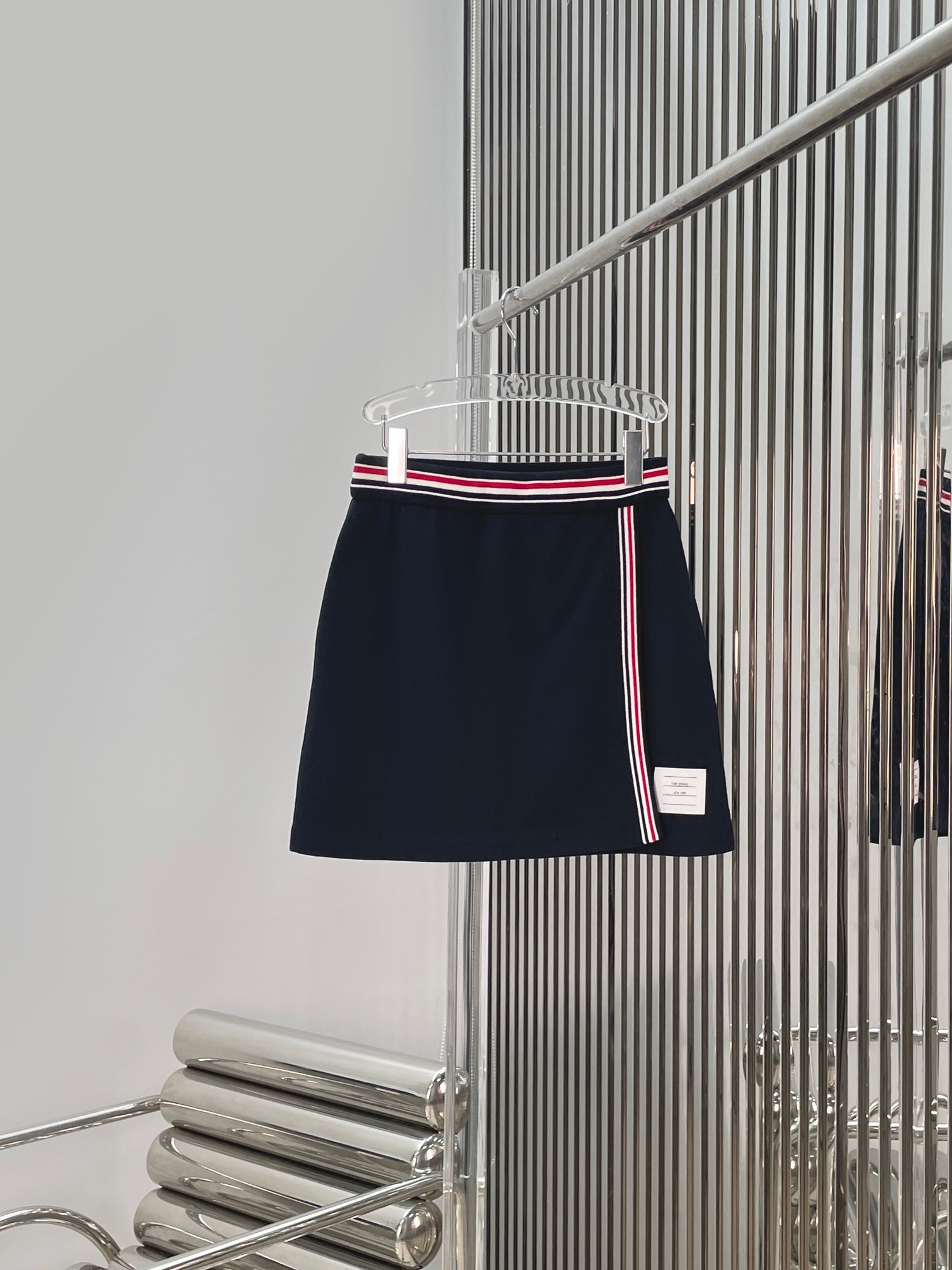 NO:868959,[Love] New style [Love]!  The latest TB 26NEW college style striped trim polo lapel knitted vest vest and skirt suit, vest + skirt. Size SML.,,skirts,19860909[爱心]新款[爱心]！最新TB 26NEW 学院风条纹边饰polo翻领针织背心马甲半身裙套装,马甲+半裙.尺码SML.,,skirts,,Women's clothing