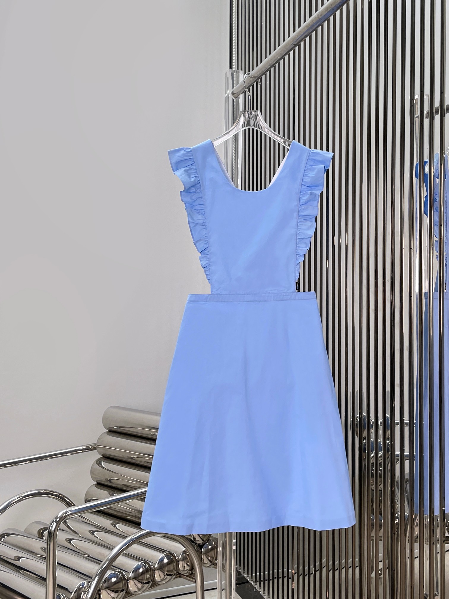 NO:873551,[Love] New style [Love]! The latest MIU 26NEW fungus layered sleeveless apron style dress. Size XS SML.,,miumiu,skirts,19860909[爱心]新款[爱心]!最新MIU 26NEW 木耳边叠穿无袖围裙式连衣裙.尺码XS SML.,,miumiu,skirts,,Women's clothing
