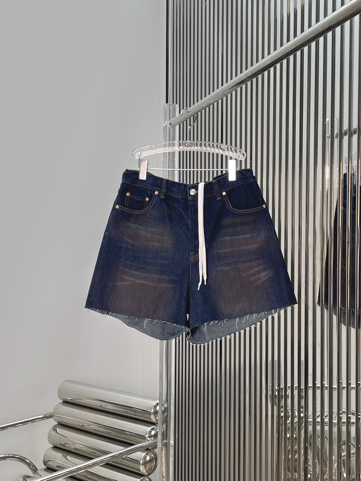 NO:870100,[Love] New style [Love]! The latest MM6 26NEW lace-up distressed frayed denim shorts. Size: XS SML.,,masion margiela,shorts,19860909[爱心]新款[爱心]!最新MM6 26NEW 系带做旧毛须边牛仔短裤.尺码:XS SML.,,masion margiela,shorts,,Women's clothing