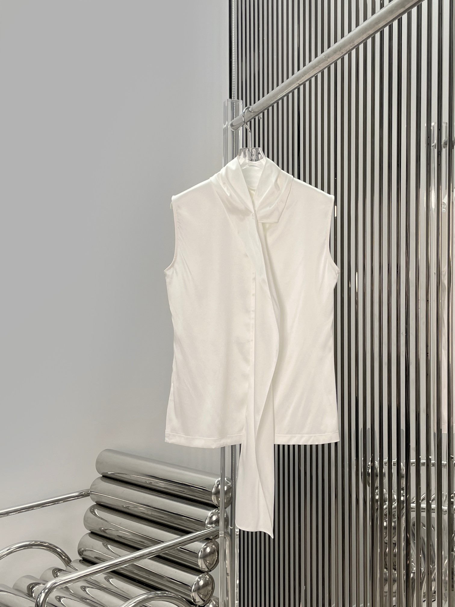 NO:872176,[Love] New style [Love]!  The latest BV 26NEW high-neck sleeveless stretch satin top with ribbons. Size XS SML.,,bottega veneta,19860909[爱心]新款[爱心]！最新BV 26NEW 高领无袖飘带气质弹力缎上衣.尺码XS SML.,,bottega veneta,,Women's clothing