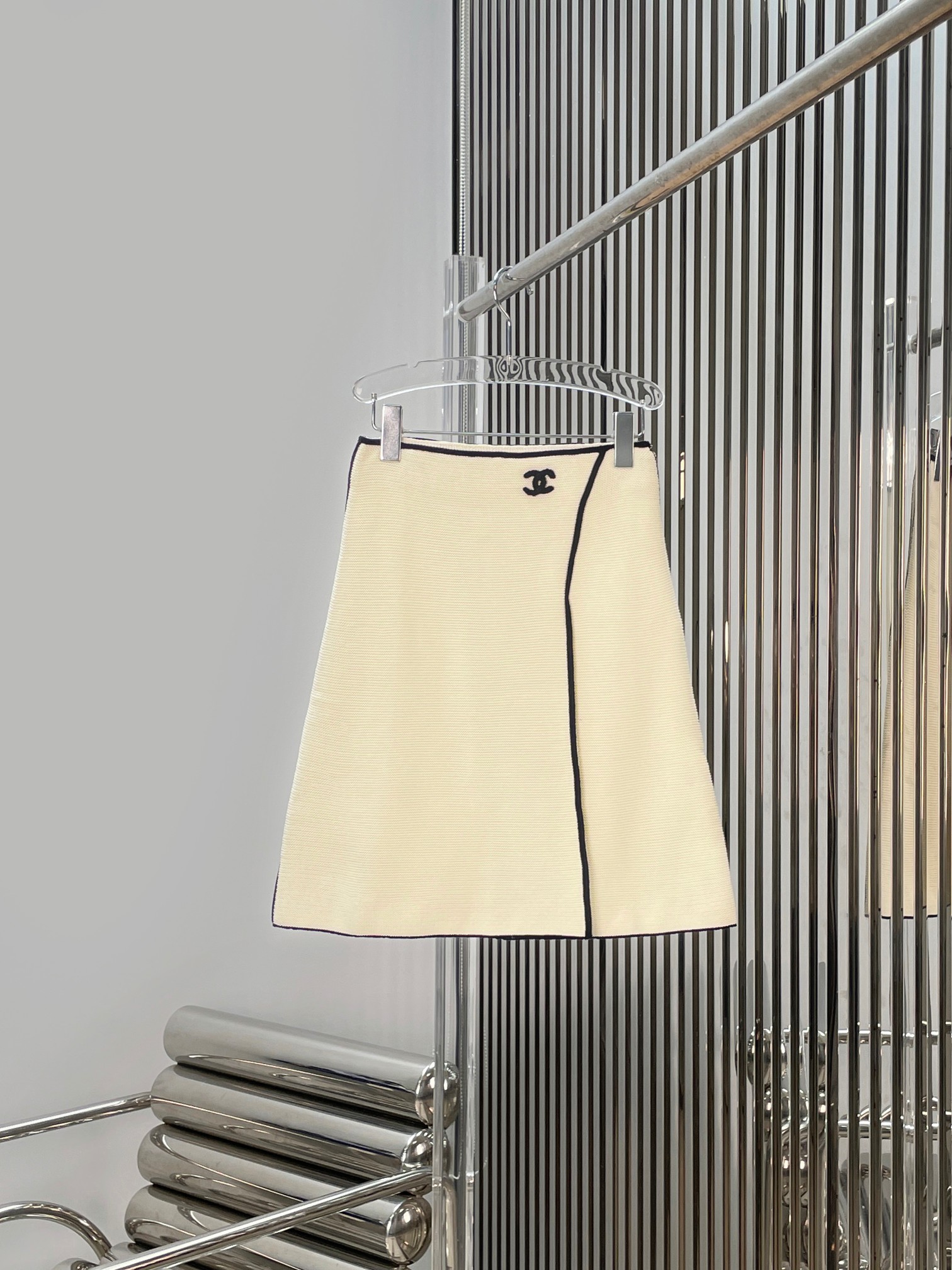 NO:873522,[Love] New style [Love]!  The latest CH 26NEW contrasting color decorative edge knitted slit skirt. Size SML.,,skirts,19860909[爱心]新款[爱心]！最新CH 26NEW 撞色装饰边针织开叉半裙.尺码SML.,,skirts,,Women's clothing