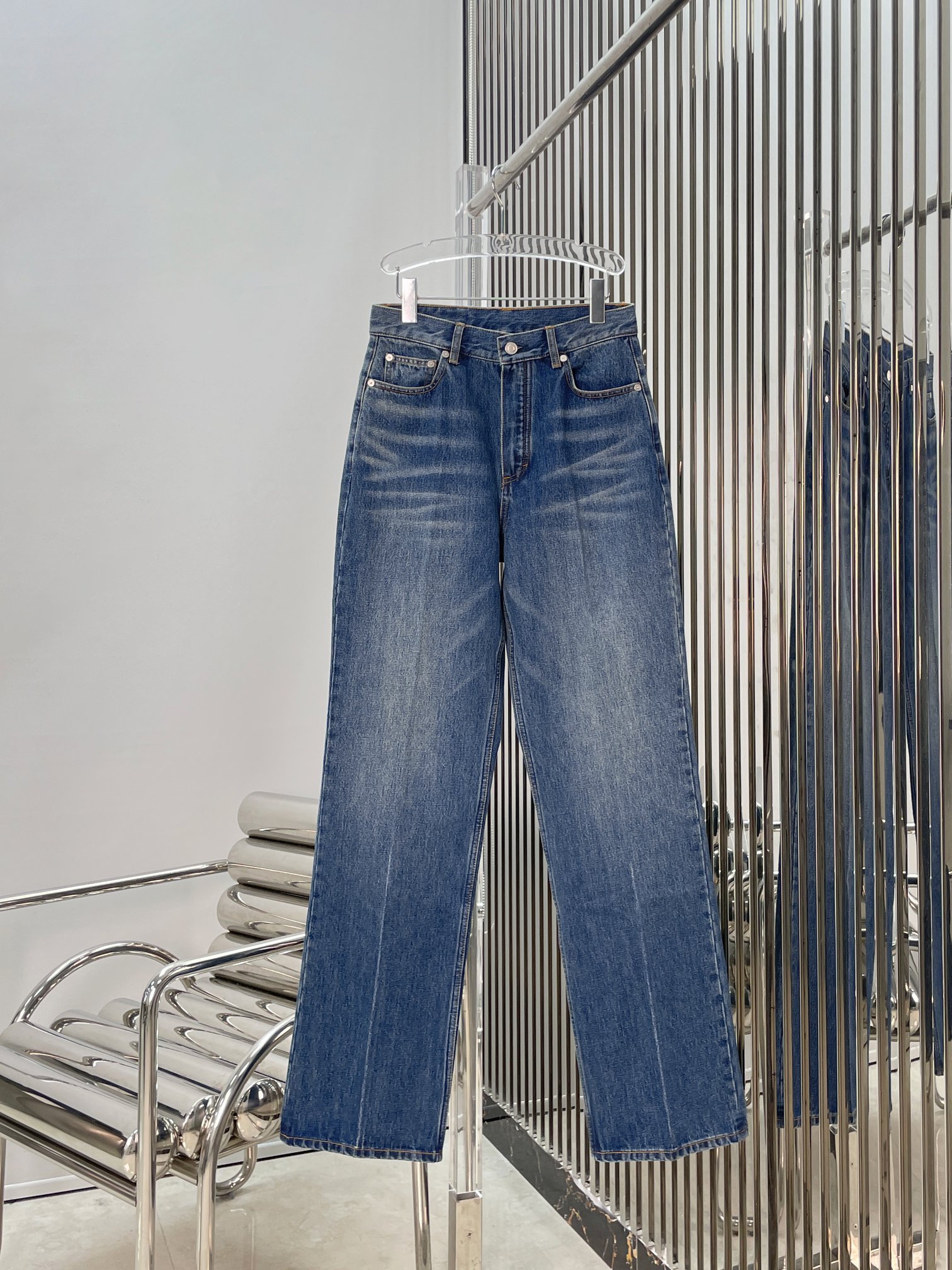NO:872168,[Love] New style [Love]!  The latest ALA 26NEW pleated whiskering straight denim trousers. Size XS SML.,,19860909[爱心]新款[爱心]！最新ALA 26NEW 褶皱猫须纹直筒牛仔长裤.尺码XS SML.,,,Women's clothing