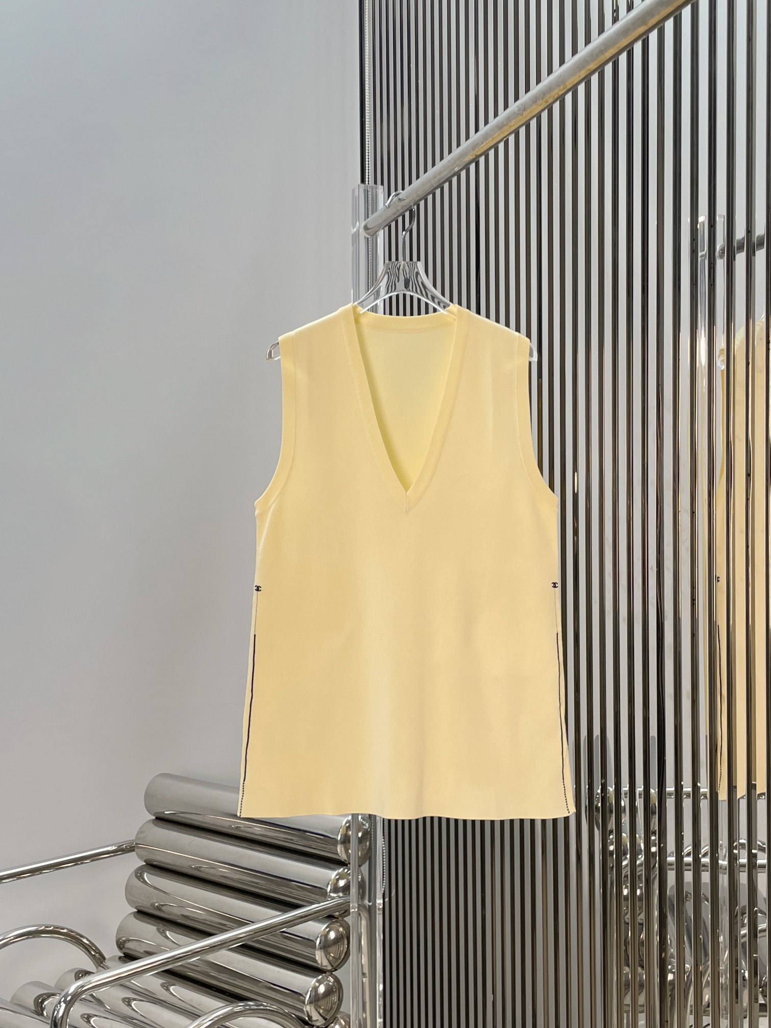 NO:873514,[Love] New style [Love]!  The latest CH 26NEW contrasting color trimmed knitted sleeveless V-neck vest top. Size SML.,,19860909[爱心]新款[爱心]！最新CH 26NEW 撞色镶边针织无袖V领背心上衣.尺码SML.,,,Women's clothing