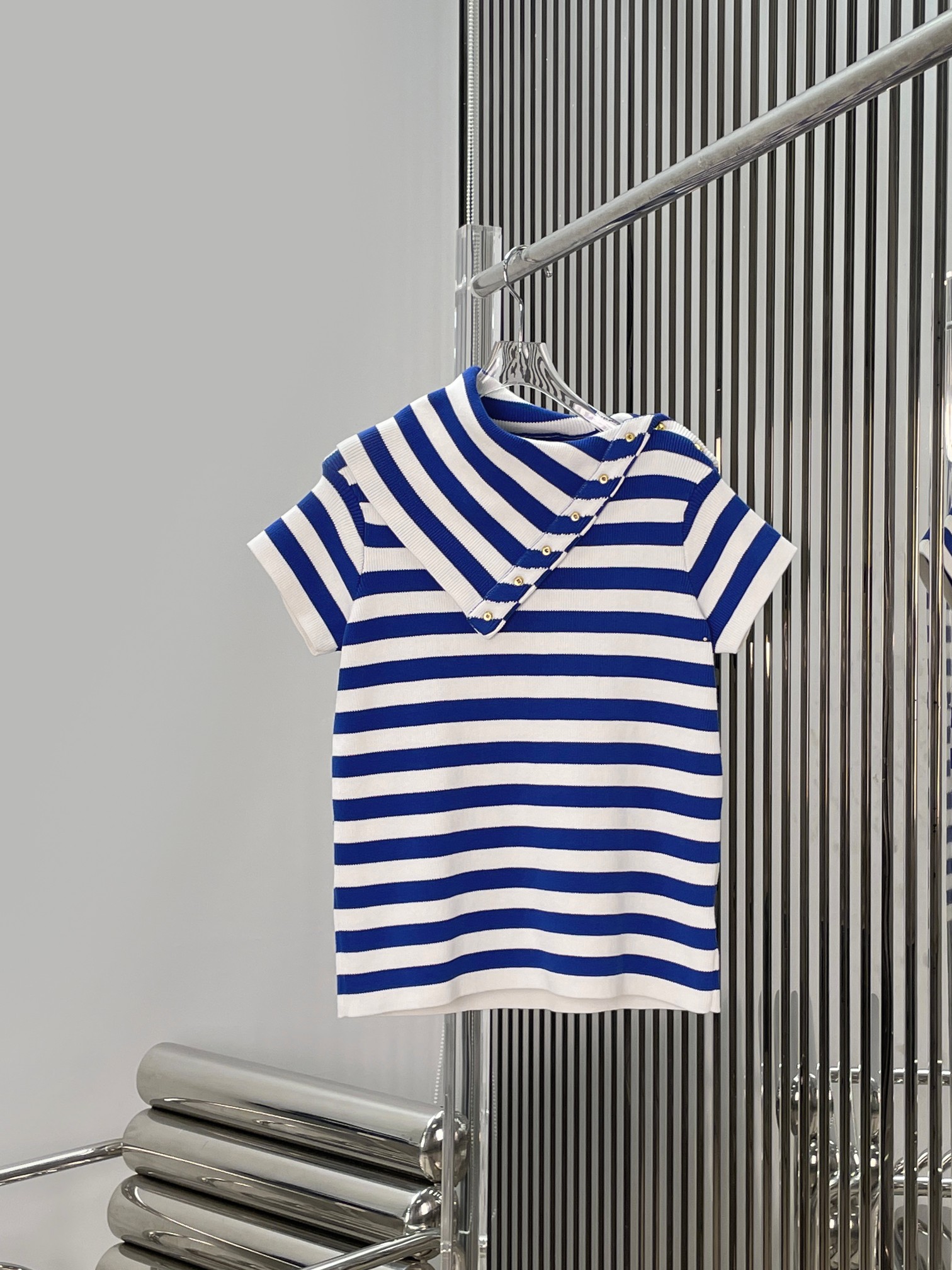 NO:877404,[Love] New style [Love]!  The latest CE 26NEW navy color-blocked striped shoulder button short-sleeved top. Size SML.,,T-shirt,19860909[爱心]新款[爱心]！最新CE 26NEW 海军风拼色条纹斜肩扣短袖上衣.尺码SML.,,T-shirt,,Women's clothing