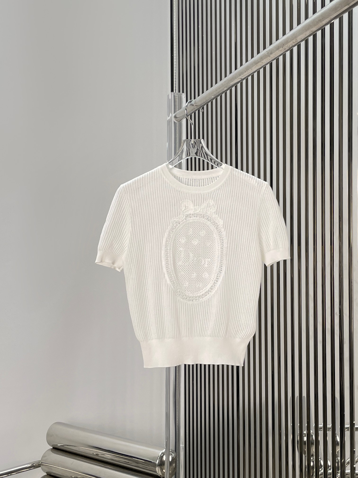 NO:873504,[Love] New style [Love]!  The latest D 26NEW bow letter embroidered hollow round neck short-sleeved sweater. Size SML.,,T-shirt,19860909[爱心]新款[爱心]！最新D 26NEW 蝴蝶结字母刺绣镂空圆领短袖针织衫.尺码SML.,,T-shirt,,Women's clothing