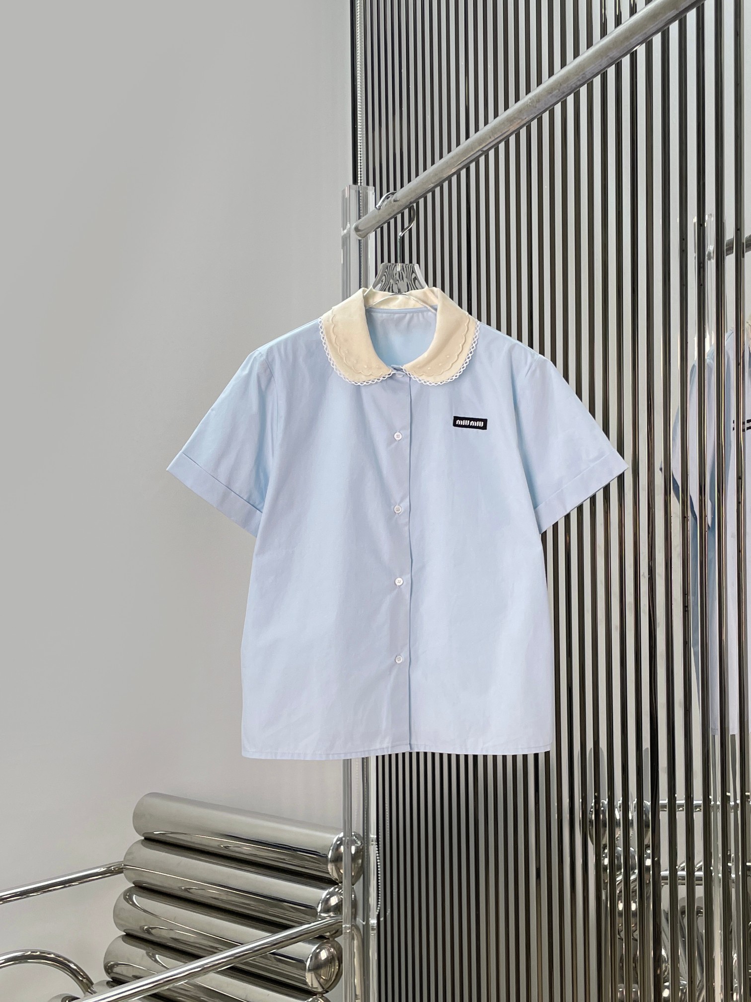 NO:873571,[Love] New style [Love]! The latest MIU 26NEW double-layer doll collar short-sleeved shirt top. Size XS SML.,,miumiu,shirts,T-shirt,19860909[爱心]新款[爱心]!最新MIU 26NEW 双层娃娃领短袖衬衫上衣.尺码XS SML.,,miumiu,shirts,T-shirt,,Women's clothing