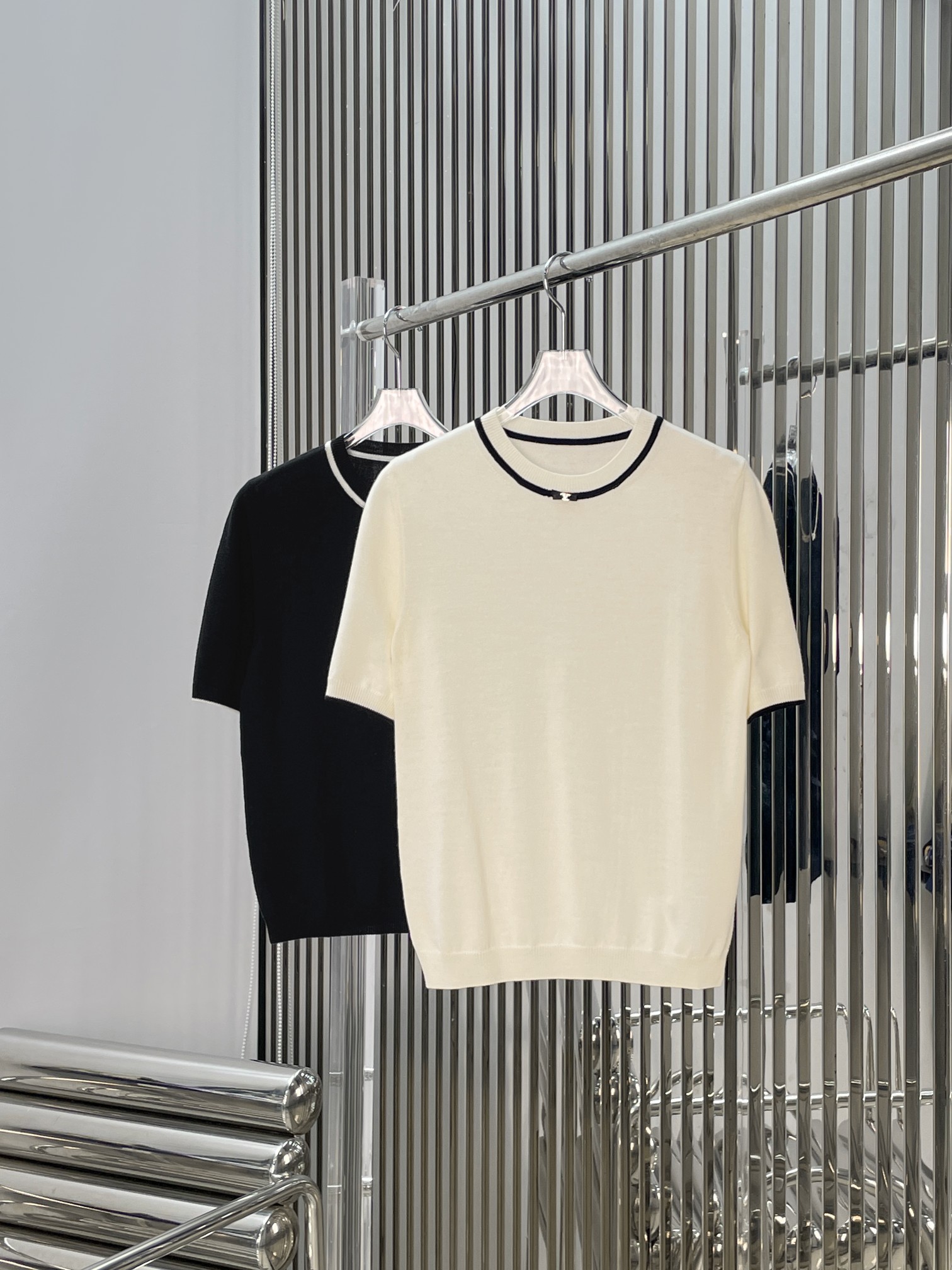 NO:872133,[Love] New style [Love]!  The latest VA 26NEW short-sleeved sweater with contrasting edge and bow decoration. Color black and white. Size SML.,,T-shirt,19860909[爱心]新款[爱心]！最新VA 26NEW 撞色边蝴蝶结装饰短袖针织衫.颜色黑、白.尺码SML.,,T-shirt,,Women's clothing