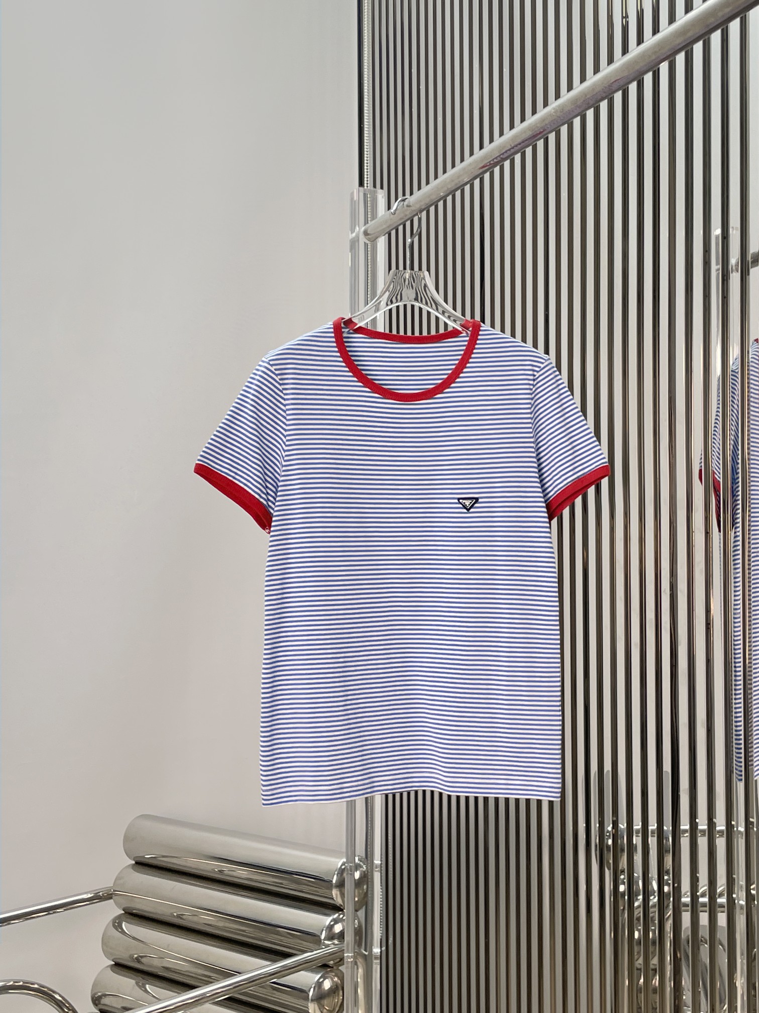 NO:872116,[Love] New style [Love]!  The latest PR 26NEW triangular metal logo color-blocked striped short-sleeved T-shirt. Size XS SML.,,T-shirt,tees,t-shirt,19860909[爱心]新款[爱心]！最新PR 26NEW 三角形金属徽标拼色条纹短袖T恤.尺码XS SML.,,T-shirt,tees，t-shirt,,Women's clothing