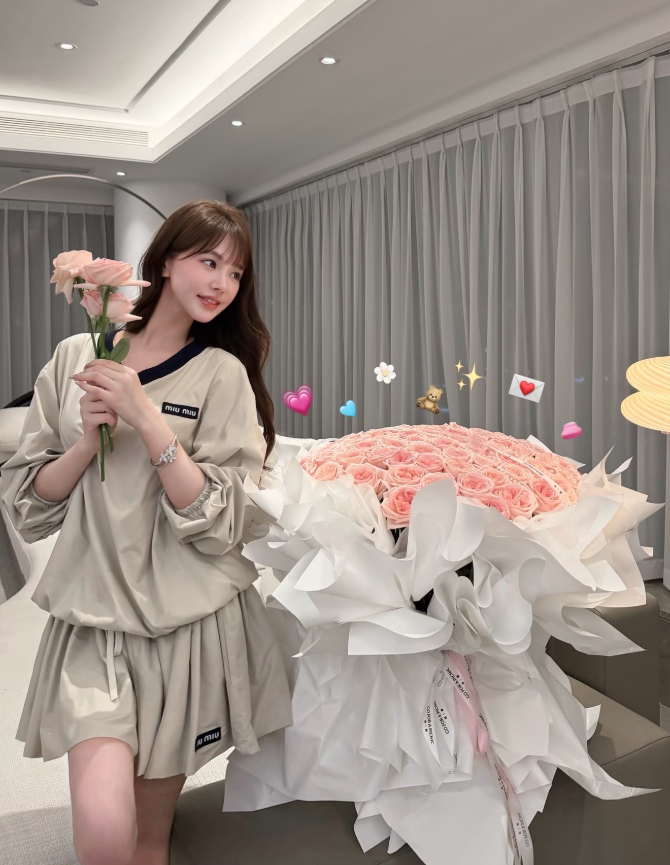 NO:875138,[Love] New style [Love]! The latest MIU 26NEW letter logo contrasting color V-neck top drawstring skirt sports style suit, long-sleeved top + skirt. Size XS SML. Tops and skirts,,miumiu,skirts,19860909[爱心]新款[爱心]!最新MIU 26NEW 字母徽标撞色V领上衣抽绳半裙运动风套装,长袖上衣+半裙.尺码XS SML.上衣半裙,,miumiu,skirts,,Women's clothing