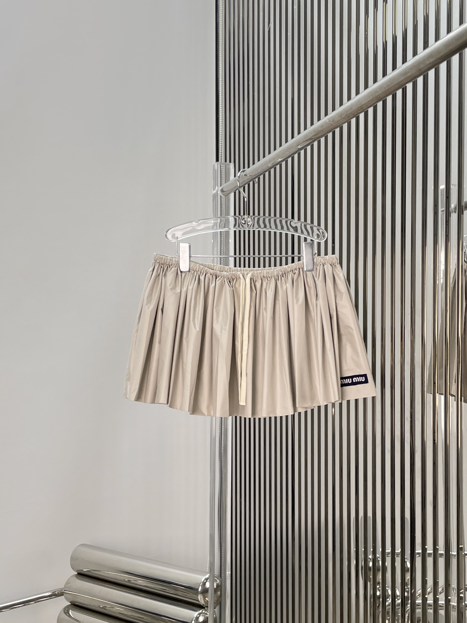 NO:875130,Tops and skirts [Love] New style [Love]! Latest MIU 26NEW letter logo contrasting V-neck top drawstring skirt sports style suit, long-sleeved top + skirt. Size XS SML.,,miumiu,skirts,19860909上衣 半裙 [爱心]新款[爱心]!最新MIU 26NEW 字母徽标撞色V领上衣抽绳半裙运动风套装,长袖上衣+半裙.尺码XS SML.,,miumiu,skirts,,Women's clothing