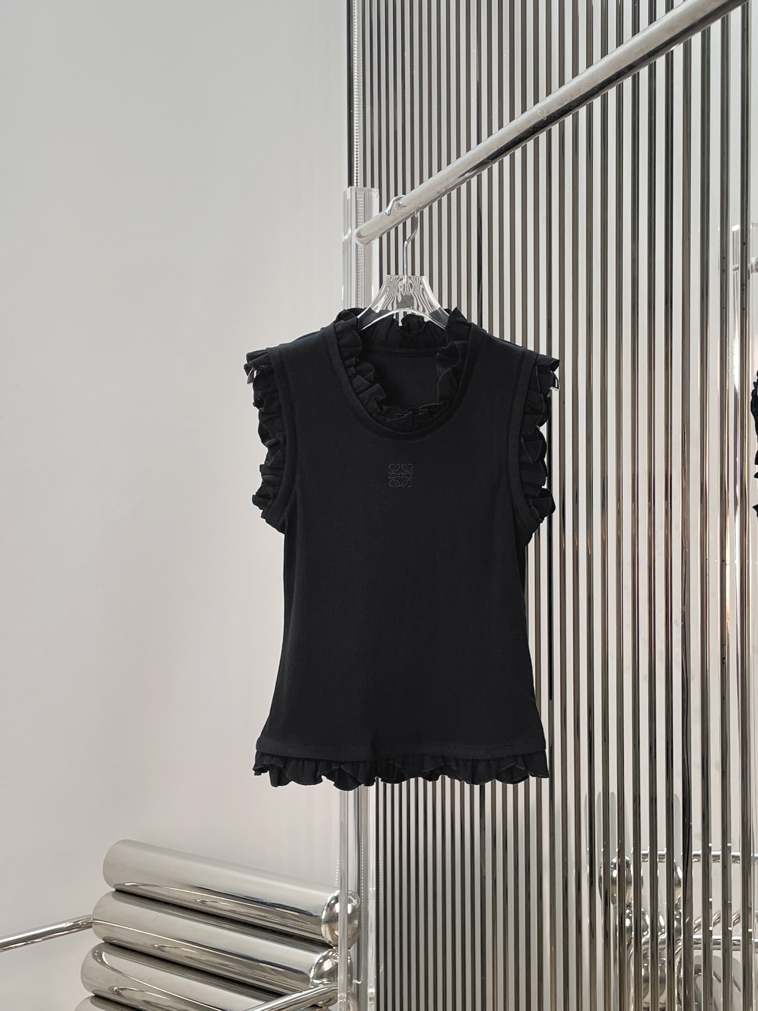 NO:875154,[Love] New style [Love]!  The latest LOE 26NEW earring logo embroidered sleeveless vest top. Size XS SML.,,loewe,19860909[爱心]新款[爱心]！最新 LOE 26NEW 木耳边logo刺绣无袖背心上衣.尺码XS SML.,,loewe,,Women's clothing