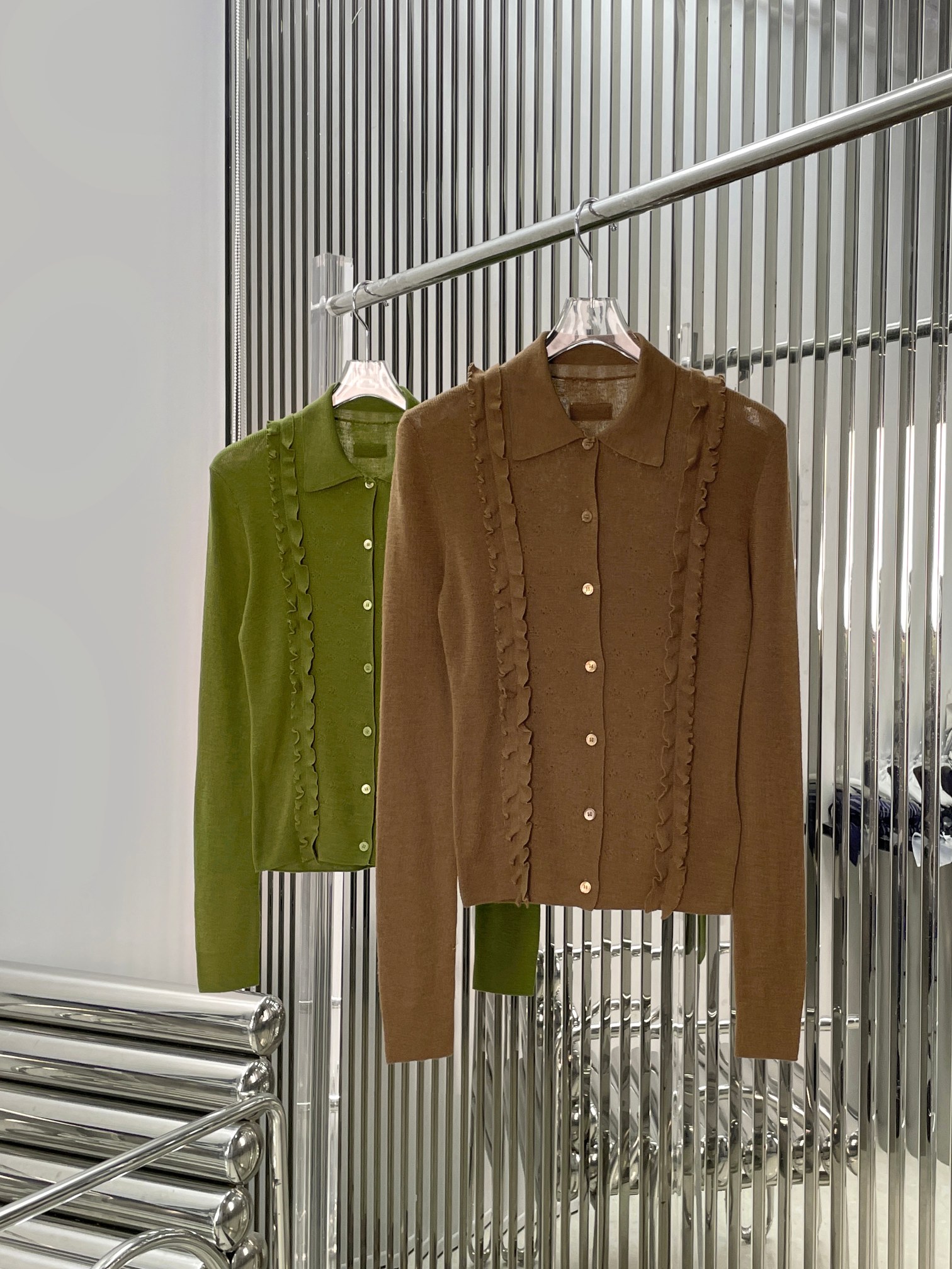 NO:885271,Vest cardigan [Love] New style [Love]! The latest MIU 26NEW fungus-edged hollow lapel knitted vest cardigan two-piece set, vest + cardigan. Color brown, green. Size SML.,,miumiu,19860909背心 开衫 [爱心]新款[爱心]!最新MIU 26NEW 木耳边镂空翻领针织背心开衫两件套,背心+开衫.颜色棕、绿.尺码SML.,,miumiu,,Women's clothing