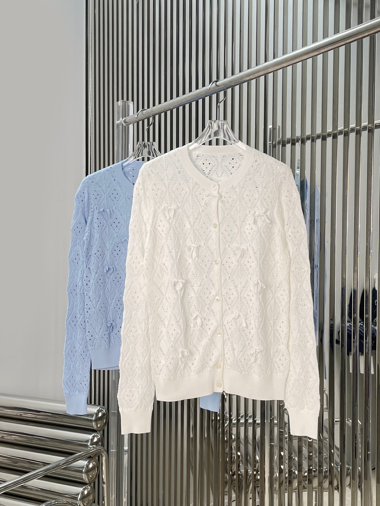 NO:892027,[Love] New style [Love]!  The latest D 26NEW hollow jacquard round neck knitted cardigan with bow decoration. Color blue, white. Size SML.,,19860909[爱心]新款[爱心]！最新D 26NEW 蝴蝶结装饰镂空提花圆领针织开衫.颜色蓝、白.尺码SML.,,,Women's clothing