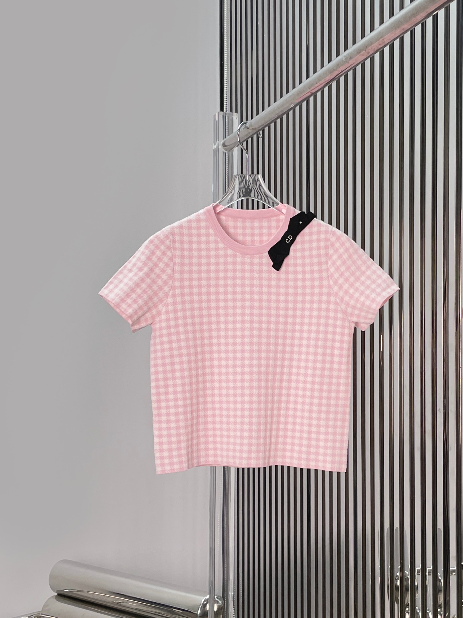 NO:877934,[Love] New style [Love]!  The latest D 26NEW bow decorated houndstooth pattern short-sleeved top and skirt suit, top + skirt. Size SML.,,skirts,T-shirt,19860909[爱心]新款[爱心]！最新D 26NEW 蝴蝶结装饰千鸟格纹短袖上衣半裙套装,上衣+半裙.尺码SML.,,skirts,T-shirt,,Women's clothing