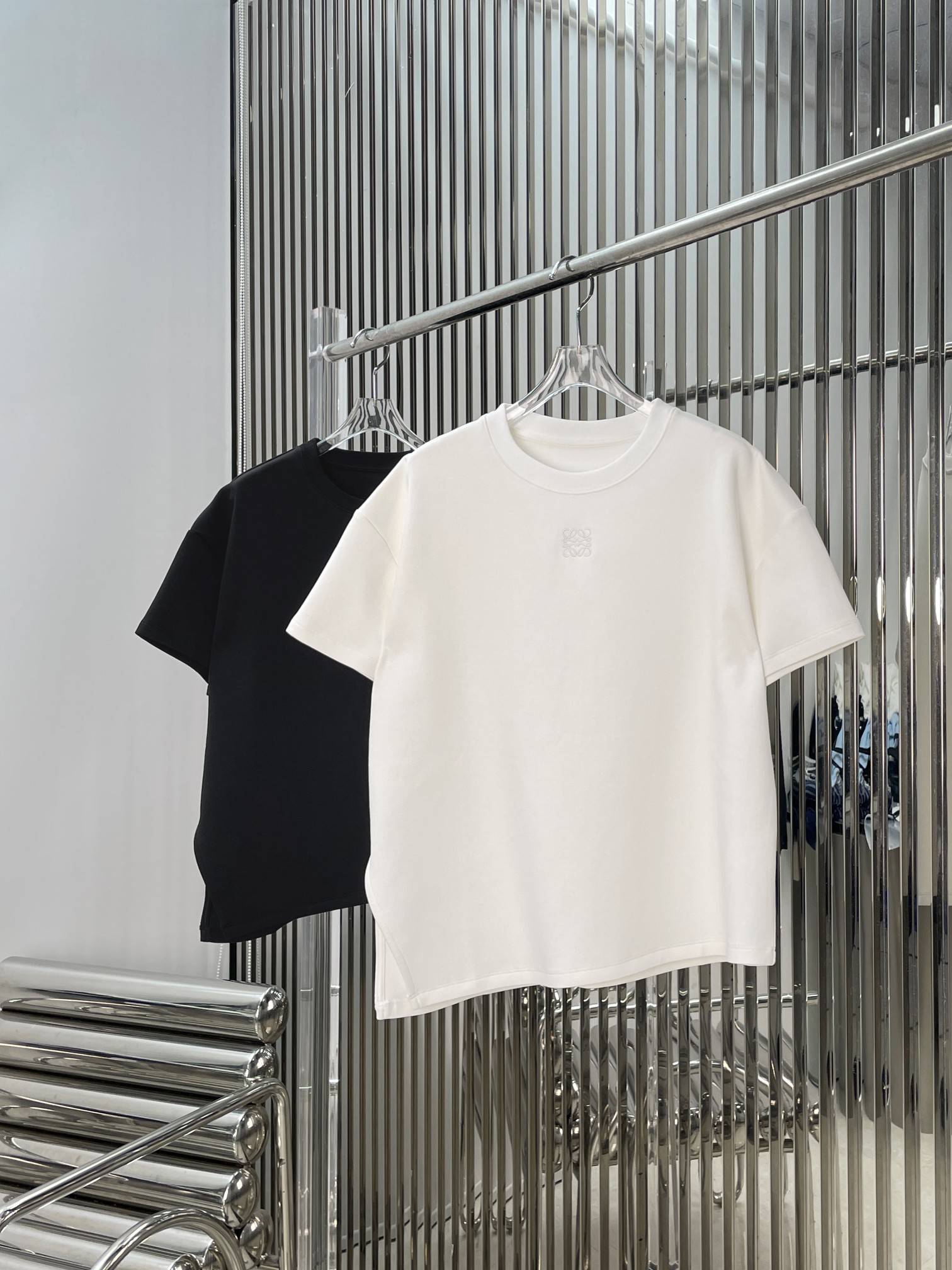 NO:875179,[Love] New style [Love]!  The latest LOE 26NEW round neck logo embroidered asymmetrical loose T-shirt top. Color black, white. Size XS SML.,,loewe,tees,t-shirt,19860909[爱心]新款[爱心]！最新 LOE 26NEW 圆领徽标刺绣不对称宽松T恤上衣.颜色黑、白.尺码XS SML.,,loewe,tees，t-shirt,,Women's clothing