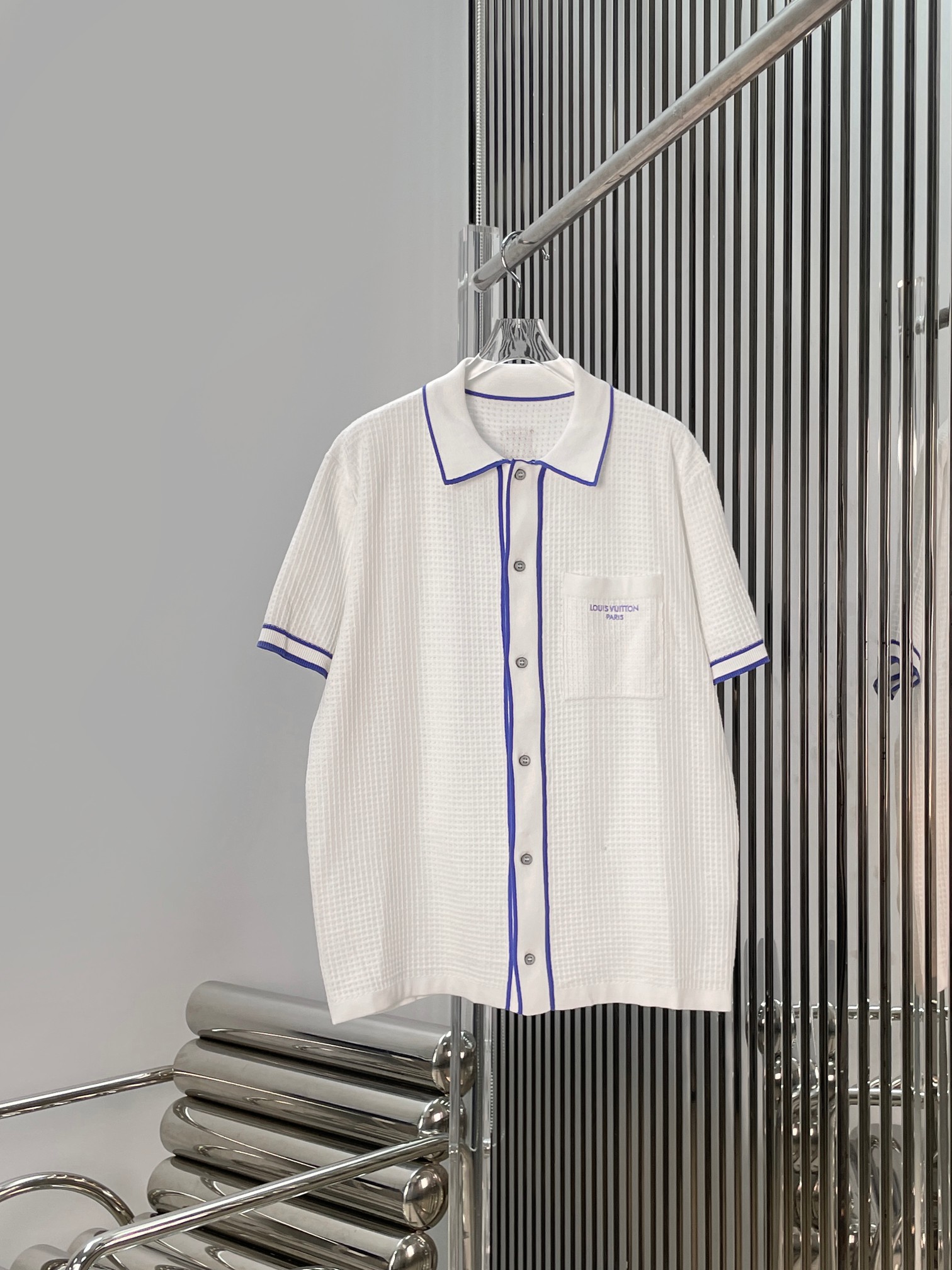 NO:877410,[Love] New style [Love]!  The latest LV 26NEW letter pocket embroidered color block waffle lapel short-sleeved top. Size SML.,,louis vuitton,T-shirt,19860909[爱心]新款[爱心]！最新LV 26NEW 字母口袋刺绣拼色华夫格翻领短袖上衣.尺码SML.,,louis vuitton,T-shirt,,Women's clothing