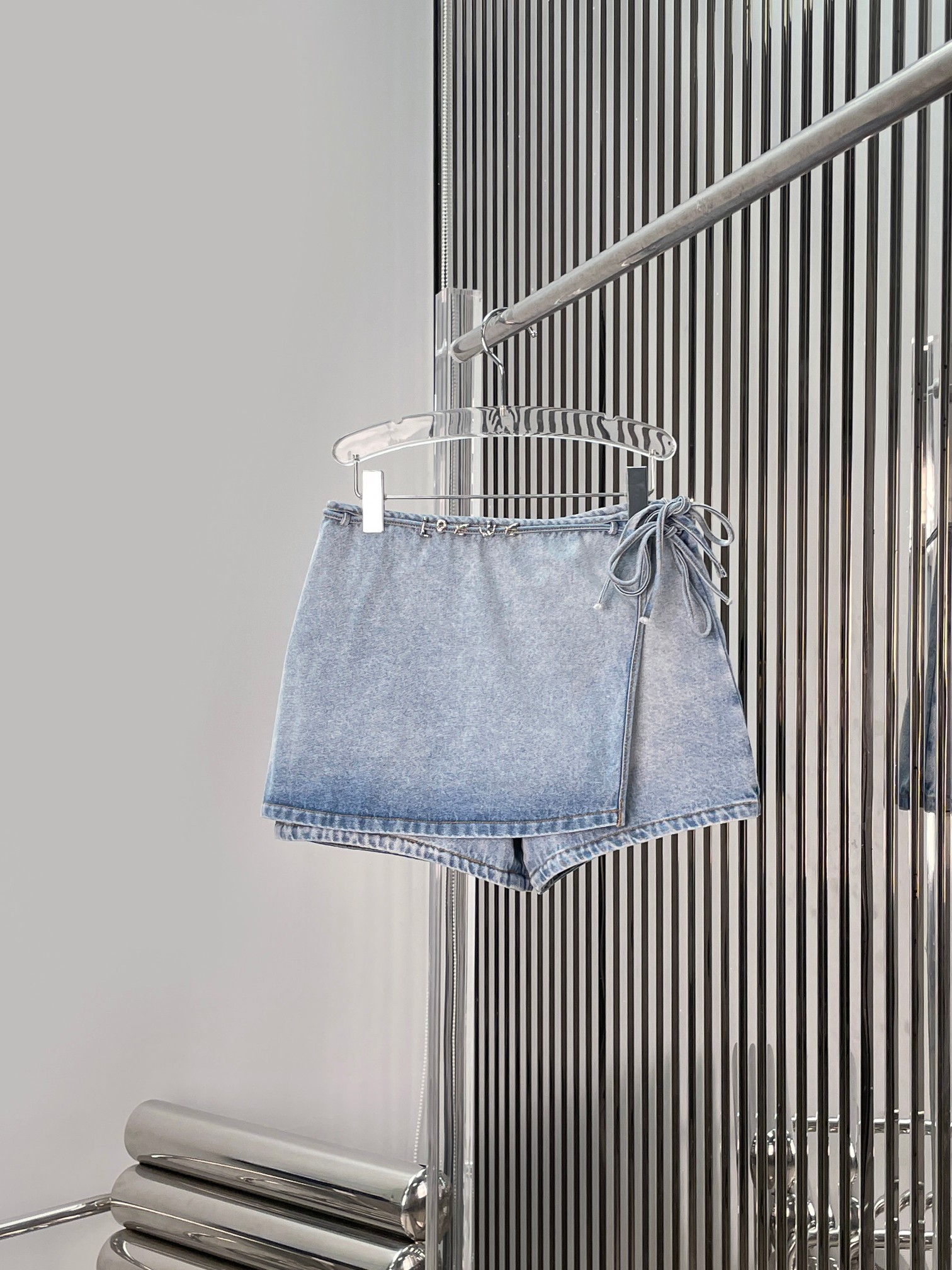 NO:877416,[Love] New style [Love]!  The latest LOE 26NEW fake two-piece strap design denim culottes. Size XS SML.,,loewe,skirts,19860909[爱心]新款[爱心]！最新 LOE 26NEW 假两件绑带设计牛仔裙裤.尺码XS SML.,,loewe,skirts,,Women's clothing