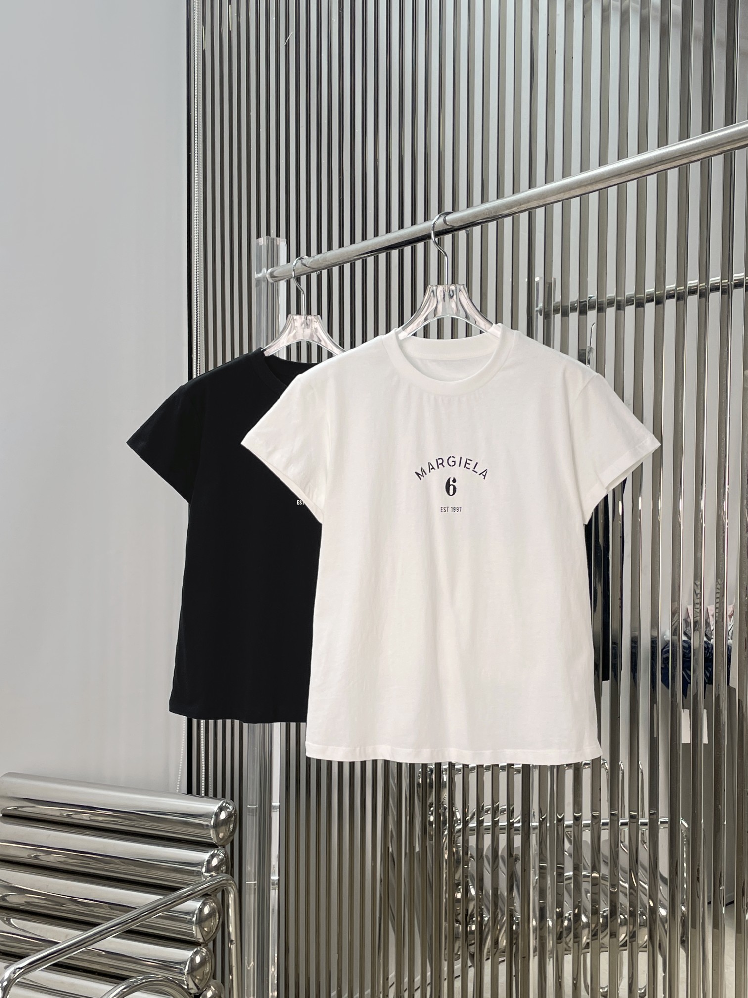 NO:877369,[Love] New style [Love]! The latest MM6 26NEW alphanumeric printed short round neck T-shirt. Color black, white. Size: XS SML.,, masion margiela, tees, t-shirt,19860909[爱心]新款[爱心]!最新MM6 26NEW 字母数字印花短圆领短款T恤.颜色黑、白.尺码:XS SML.,,masion margiela,tees，t-shirt,,Women's clothing