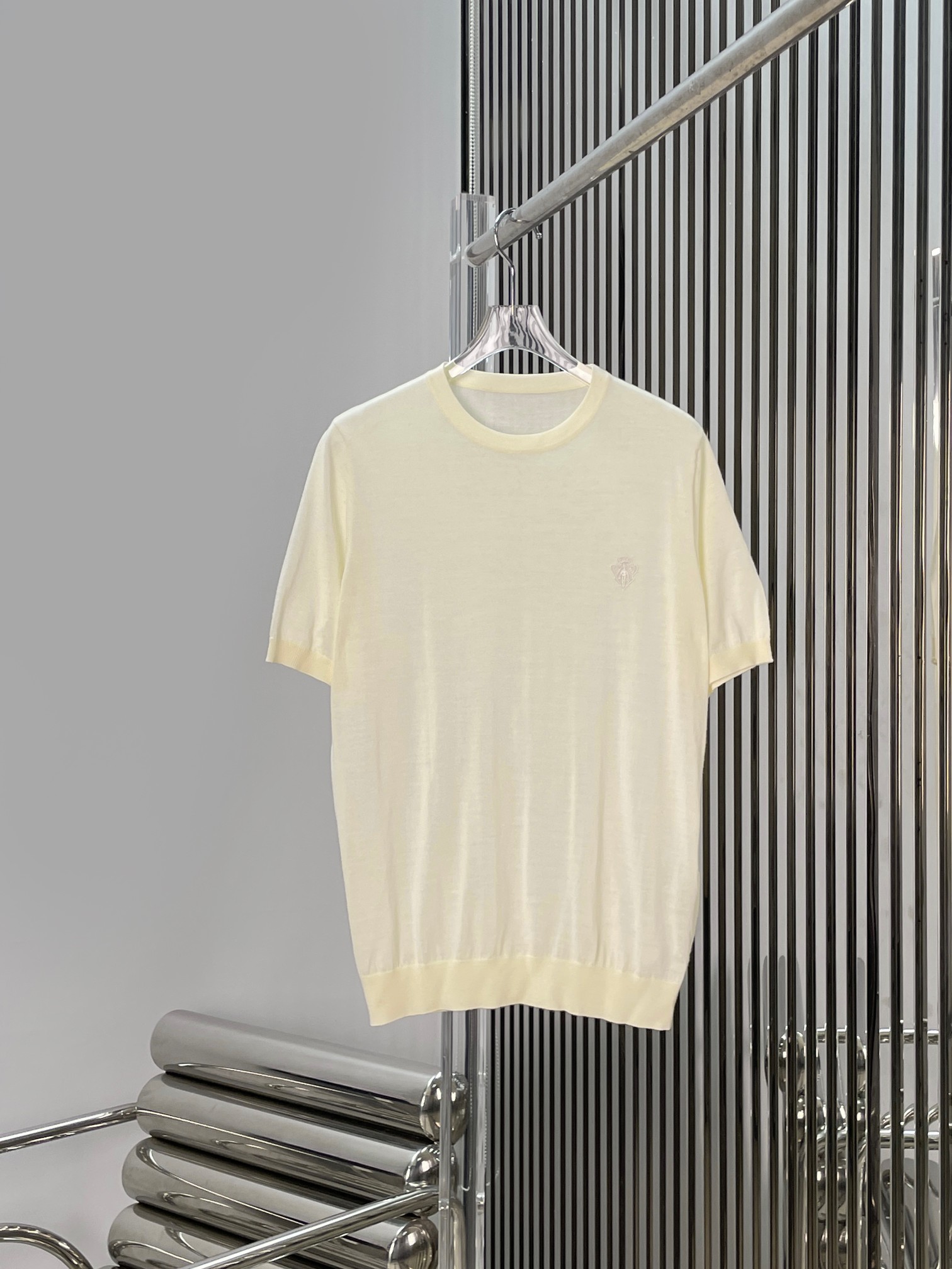 NO:877381,[Love] New style [Love]!  The latest GU 26NEW minimalist style embroidered knitted round neck short-sleeved top. Size SML.,,T-shirt,19860909[爱心]新款[爱心]！最新GU 26NEW 极简风刺绣针织圆领短袖上衣.尺码SML.,,T-shirt,,Women's clothing