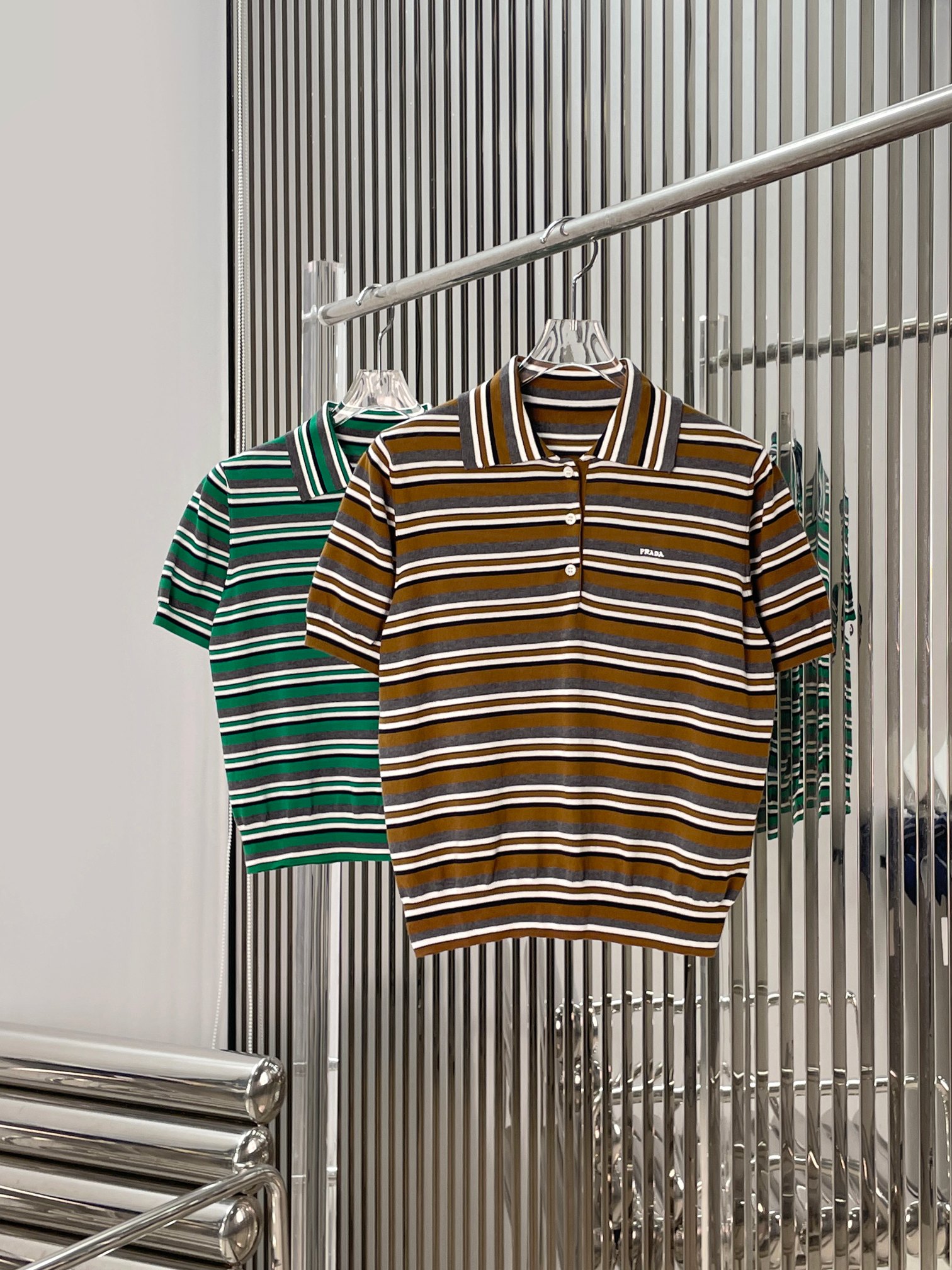 NO:877392,[Love] New style [Love]!  The latest PR 26NEW color block striped letter embroidery polo collar short-sleeved top. Color is brown, green. Size SML.,,T-shirt,19860909[爱心]新款[爱心]！最新PR 26NEW 拼色条纹字母刺绣polo领短袖上衣.颜色咖、绿.尺码SML.,,T-shirt,,Women's clothing