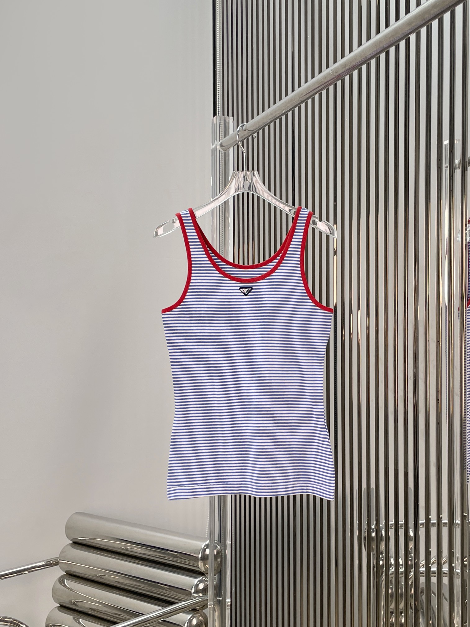NO:877943,[Love] New style [Love]!  The latest PR 26NEW triangle metal logo color block striped vest. Size XS SML.,,19860909[爱心]新款[爱心]！最新PR 26NEW 三角形金属徽标拼色条纹背心.尺码XS SML.,,,Women's clothing