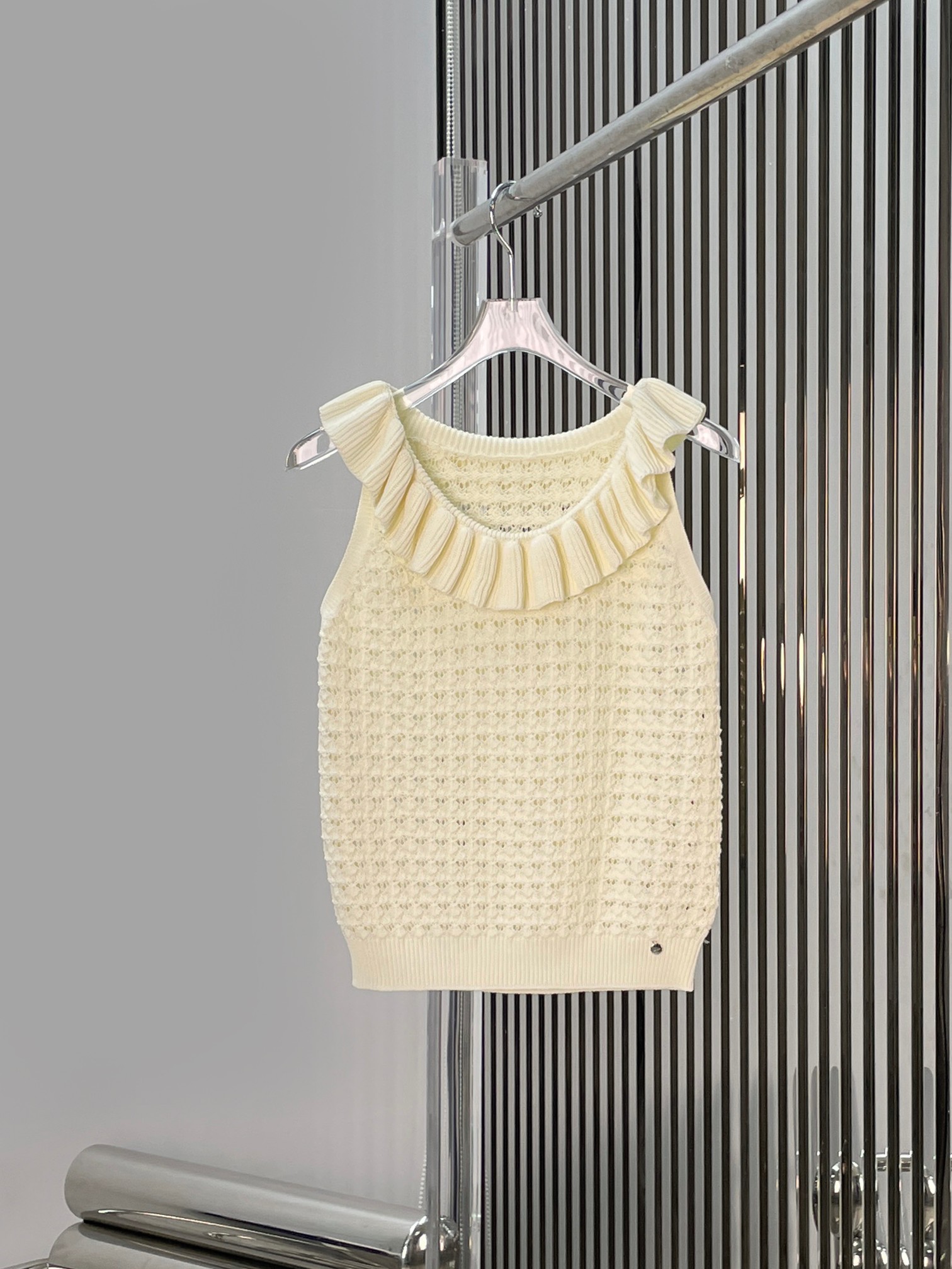 NO:877940,[Love] New style [Love]!  The latest D 26NEW hollow lotus leaf collar sleeveless knitted vest. Size SML.,,19860909[爱心]新款[爱心]！最新D 26NEW 镂空荷叶领无袖针织背心.尺码SML.,,,Women's clothing