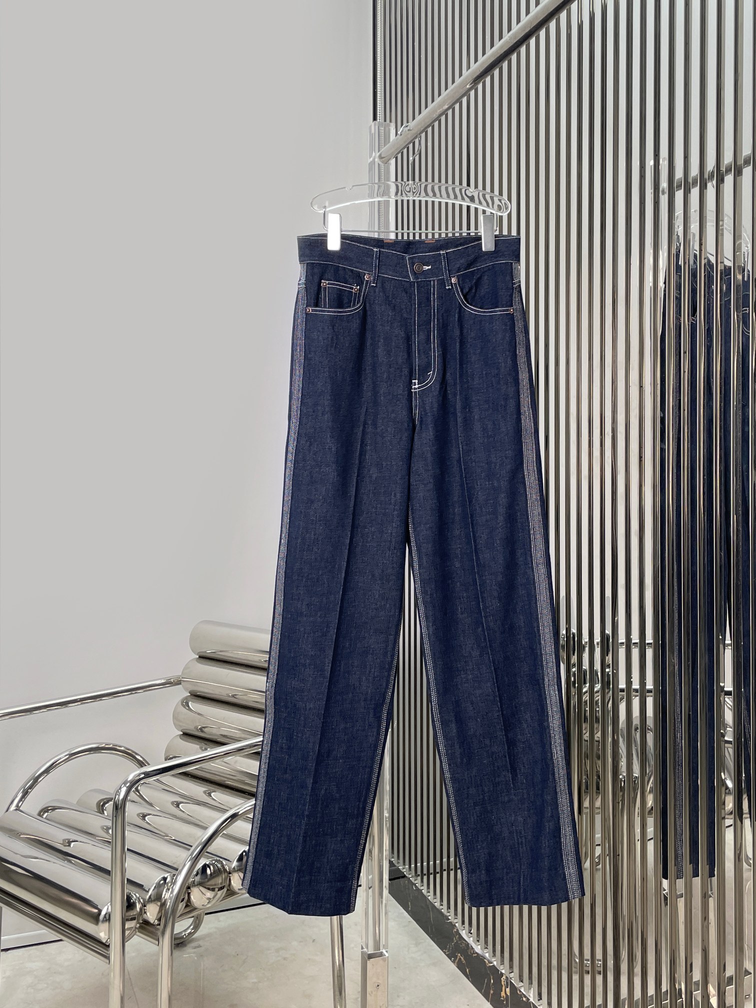NO:877938,[Love] New style [Love]!  The latest CE 26NEW side line embroidered straight jeans. Size XS SML.,,jeans,19860909[爱心]新款[爱心]！最新CE 26NEW 侧边线条刺绣直筒牛仔裤.尺码XS SML.,,jeans,,Women's clothing