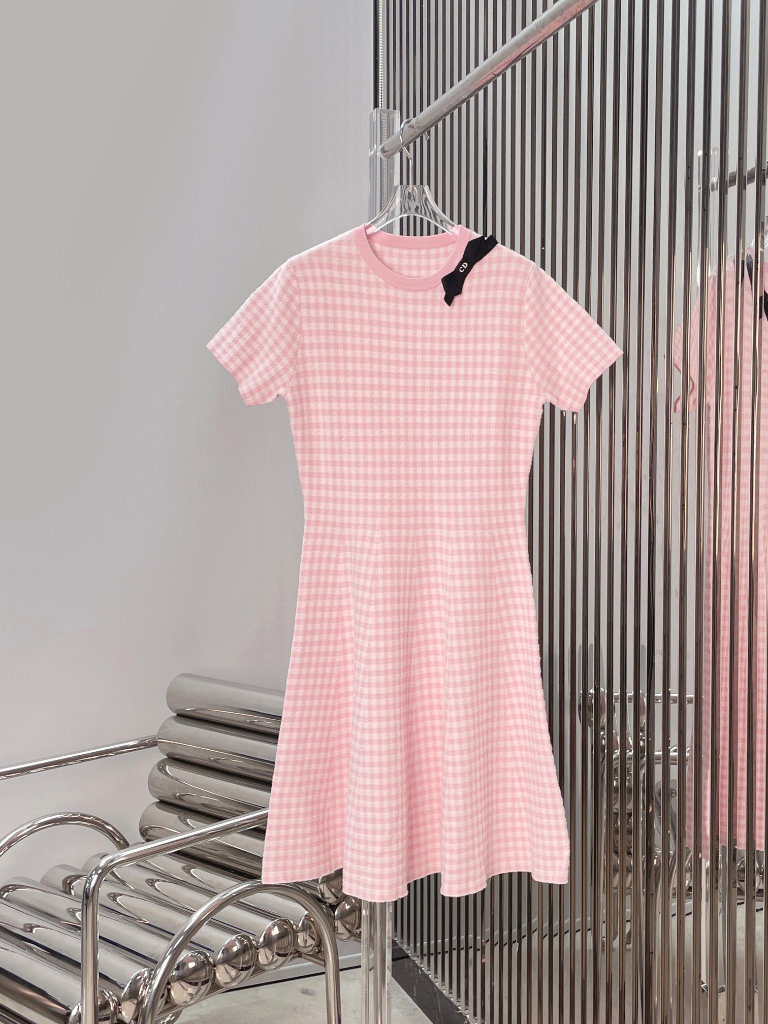 NO:878547,[Love] New style [Love]!  The latest D 26NEW bow-decorated houndstooth short-sleeved knitted dress. Size SML.,,skirts,T-shirt,19860909[爱心]新款[爱心]！最新D 26NEW 蝴蝶结装饰千鸟格纹短袖针织连衣裙.尺码SML.,,skirts,T-shirt,,Women's clothing